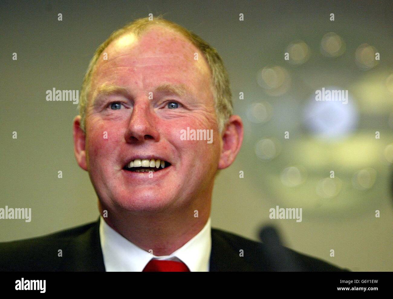 Il magnate milionario Steve Morgan, parlando a Warrington, sulle sue proposte che potrebbero vedere un'iniezione di 73 milioni di euro nel Liverpool Football Club. L'offerta segue un'offerta di 60 milioni dal primo ministro thailandese Thaksin Shinawatra per il 30% delle azioni del club. Foto Stock