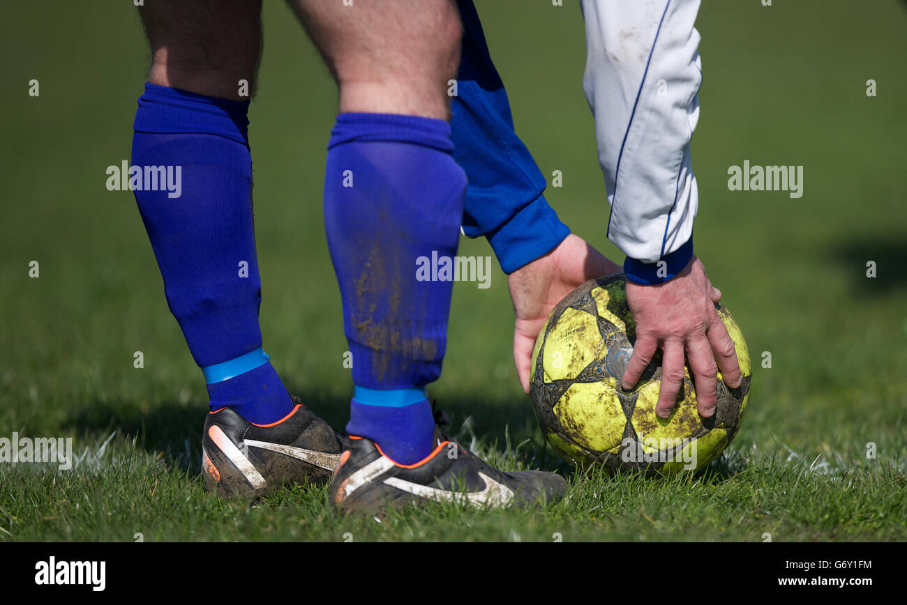 Calcio - Independent South Essex Football League - Sunday Morning Football - AC Milano / Lessa Athletic e Boleyn FC / Cranham. Un giocatore posiziona la palla per un angolo durante una partita amichevole tra AC Milano (in nero e rosso) e Lassa Athletic (in blu e bianco) Foto Stock
