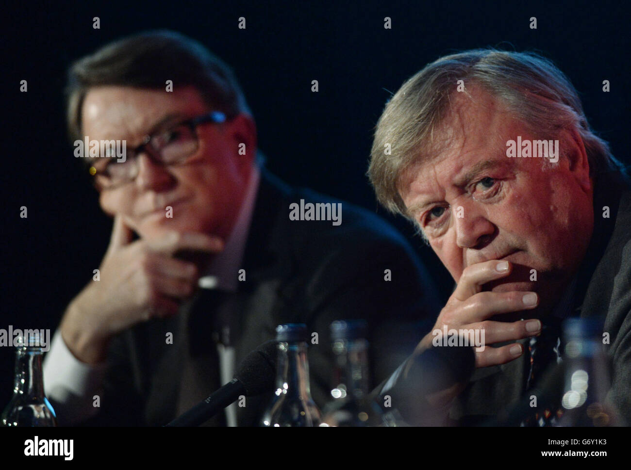 Kenneth Clarke MP Minister Without Portfolio (Right) ed ex Ministro del governo e Presidente del Consiglio Globale, Lord Peter Mandelson partecipano a un dibattito alla Conferenza annuale della Camera di Commercio britannica a Londra, sul tema delle future relazioni della Gran Bretagna con l'Unione europea. Foto Stock