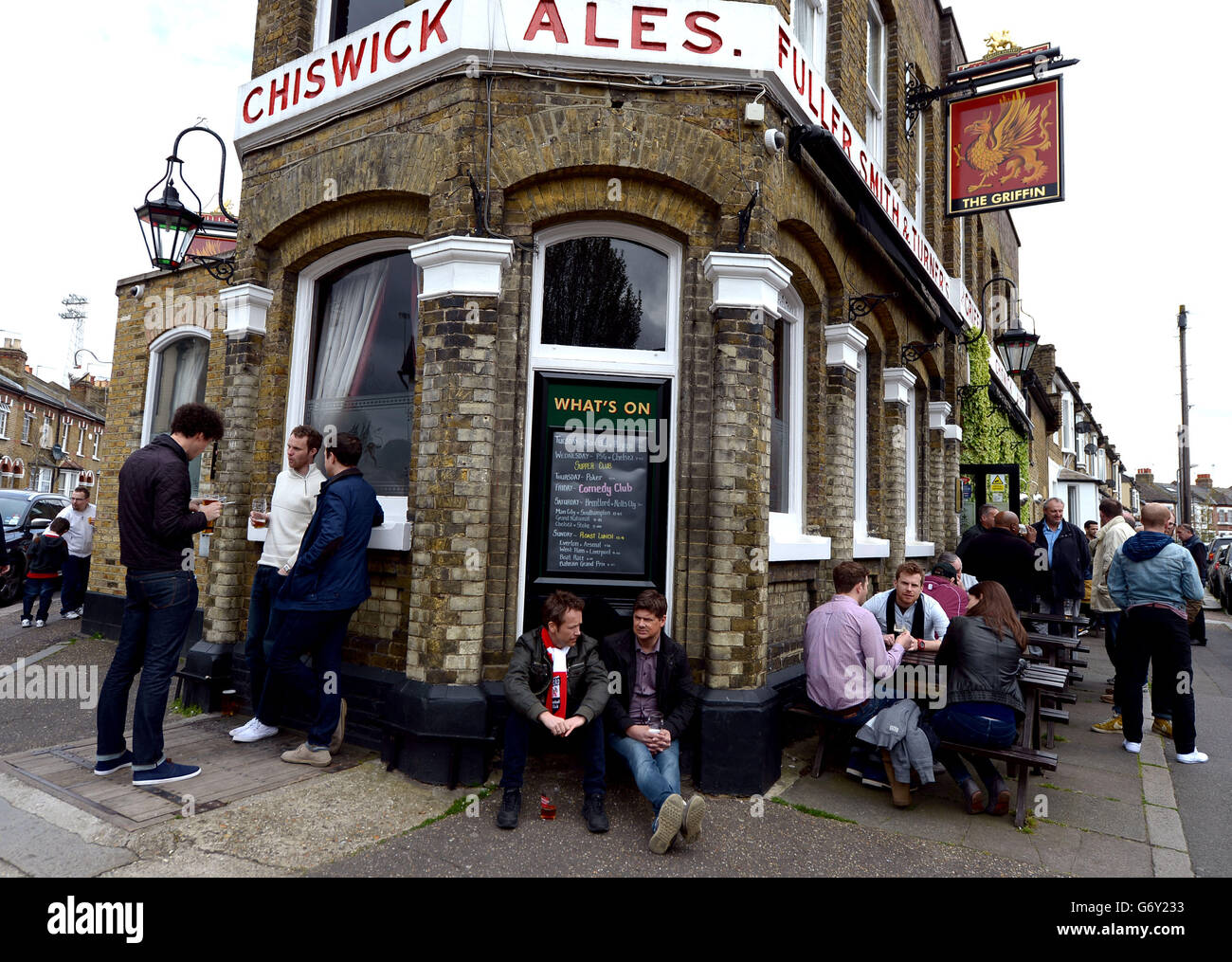 Calcio - Sky Bet League One - Brentford v Notts County - Griffin Park. I fan potranno sorseggiare un drink prima della partita al Brentford Foto Stock