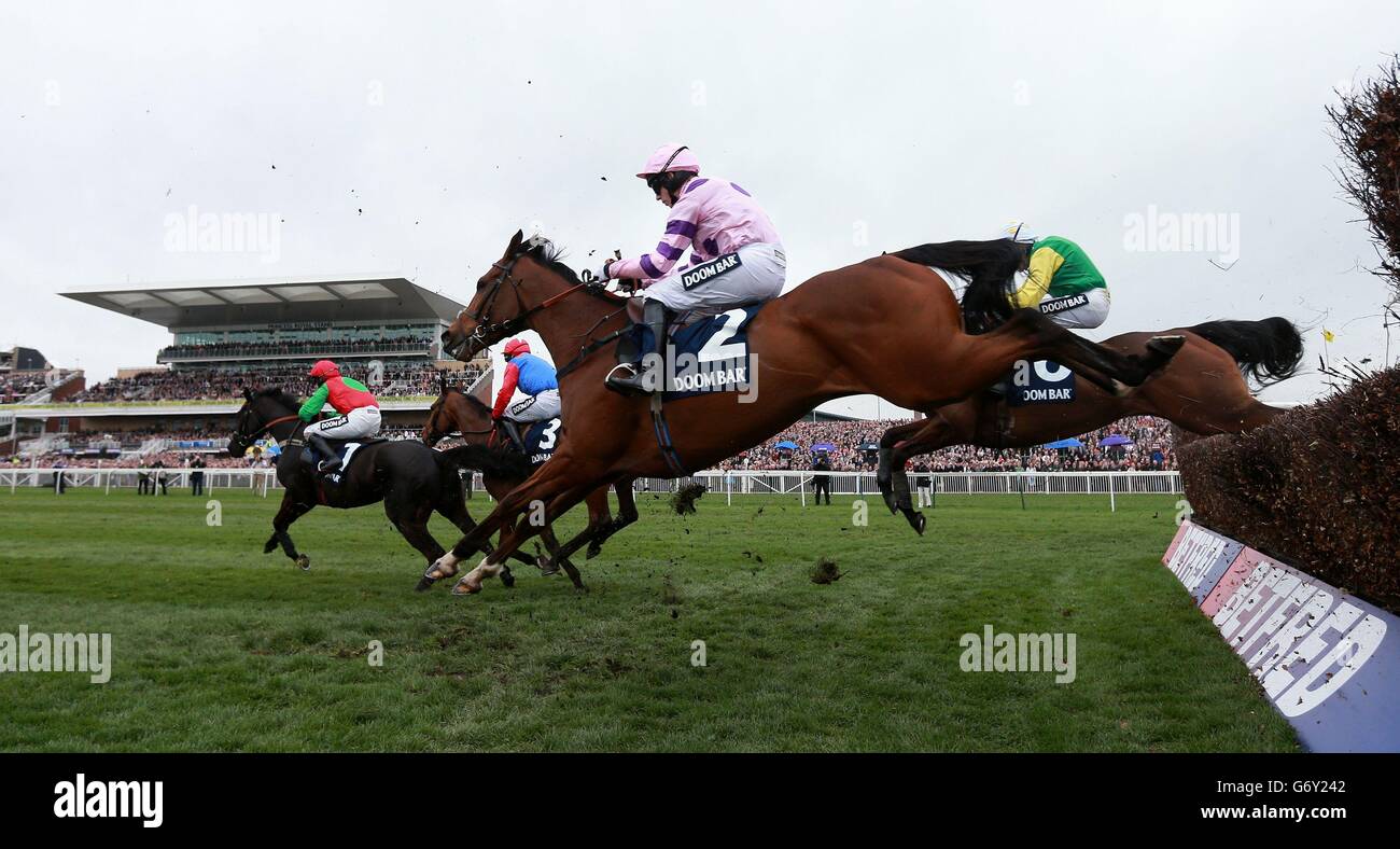 Hinterland guidato da Noel Fehily nel Doom Bar Maghull Novies' Steeple Chase durante il Grand National Day del Grand National 2014 Festival di Crabbie all'Aintree Racecourse, Liverpool. Foto Stock