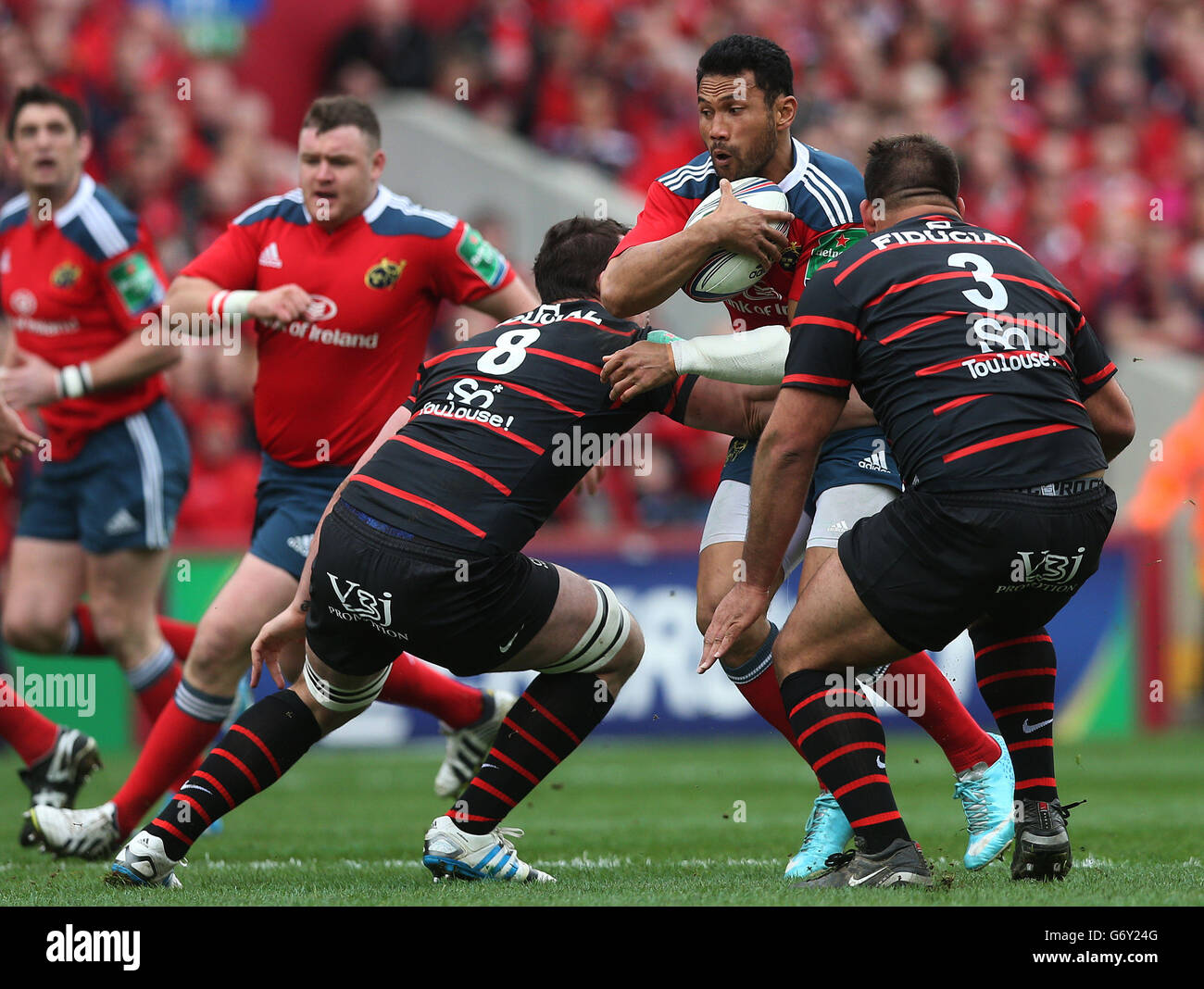 Casey Laulala di Munster e Louis Picamoles di Tolosa (a sinistra) e Yohan Montes durante la partita finale del quartiere Heineken Cup a Thomond Park, Limerick. Foto Stock