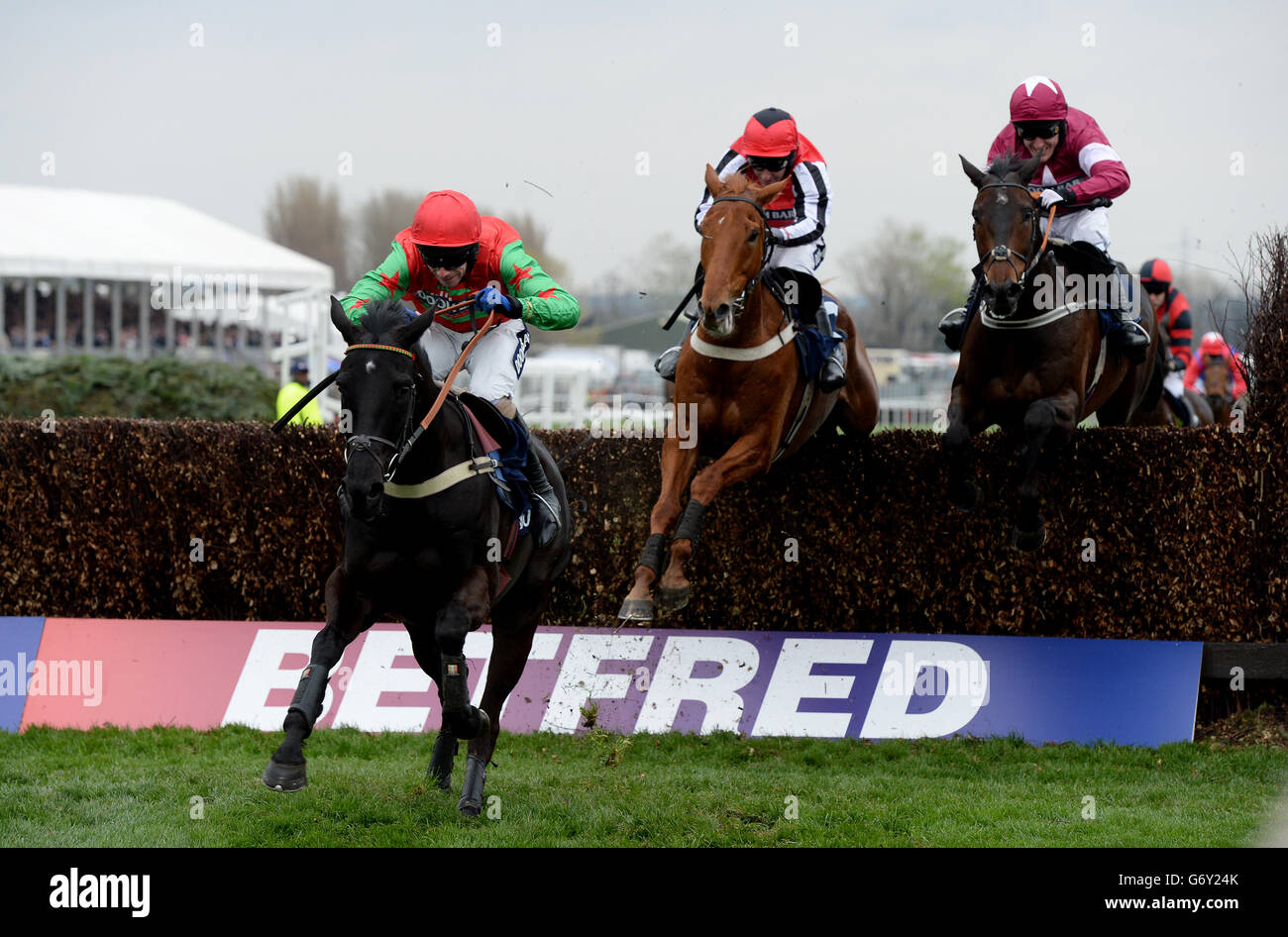 Balder Succes guidato da Wayne Hutchinson continua a vincere il Doom Bar Maghull Novices' Steeple Chase durante la Grand National Day del Grand National 2014 Festival di Crabbie all'Aintree Racecourse di Liverpool. PREMERE ASSOCIAZIONE foto. Data immagine: Sabato 5 aprile 2014. Guarda la storia di Aintree. Il credito fotografico dovrebbe essere: John Giles/PA Wire Foto Stock