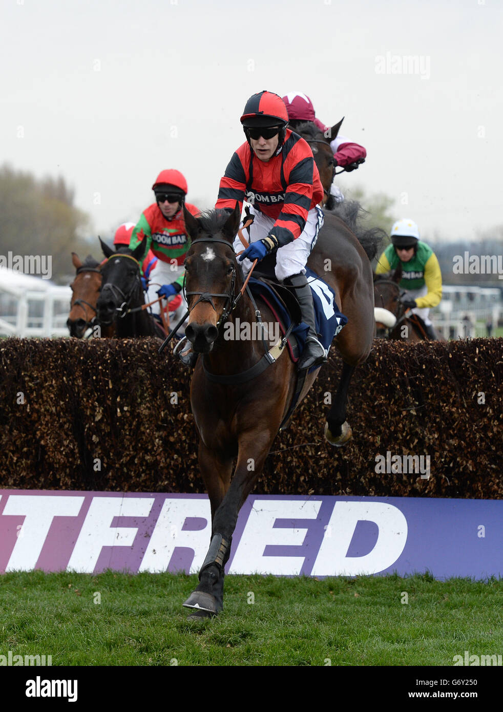 La prossima sensazione è guidata da Tom Scudamore nel Doom Bar Maghull Novices' Steeple Chase durante la Grand National Day del Grand National 2014 Festival dei Crabbie all'Aintree Racecourse di Liverpool. PREMERE ASSOCIAZIONE foto. Data immagine: Sabato 5 aprile 2014. Guarda la storia di Aintree. Il credito fotografico dovrebbe essere: John Giles/PA Wire Foto Stock