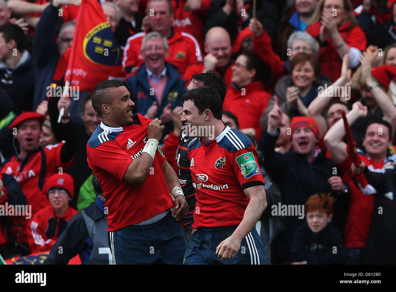 Simon Zebo di Munster (a sinistra) celebra la sua prova durante la partita finale del quartiere Heineken Cup a Thomond Park, Limerick. Foto Stock