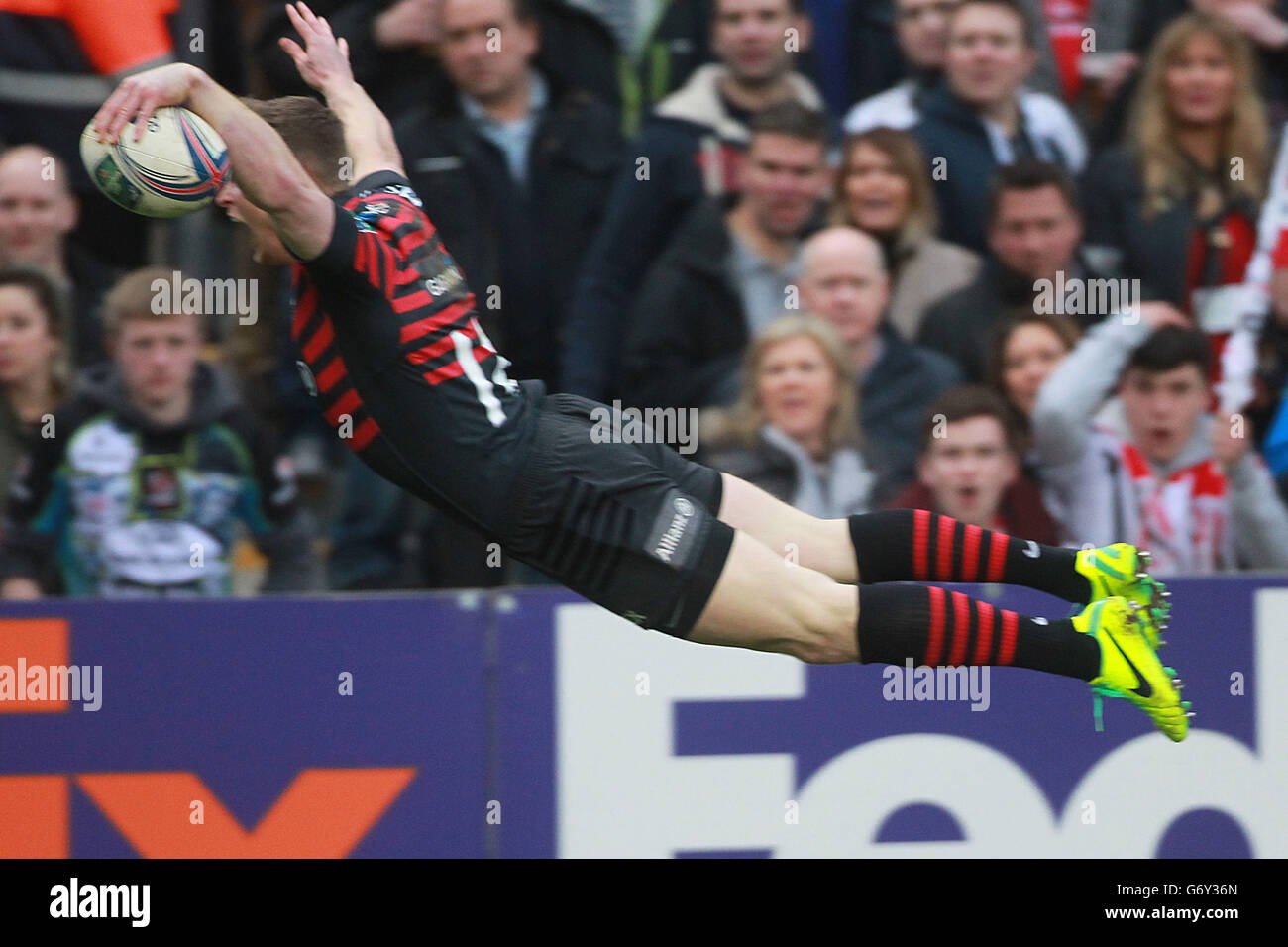 Chris Ashton di Saracens ha fatto una prova durante la partita finale del quartiere Heineken Cup allo stadio Ravenhill di Belfast. Foto Stock