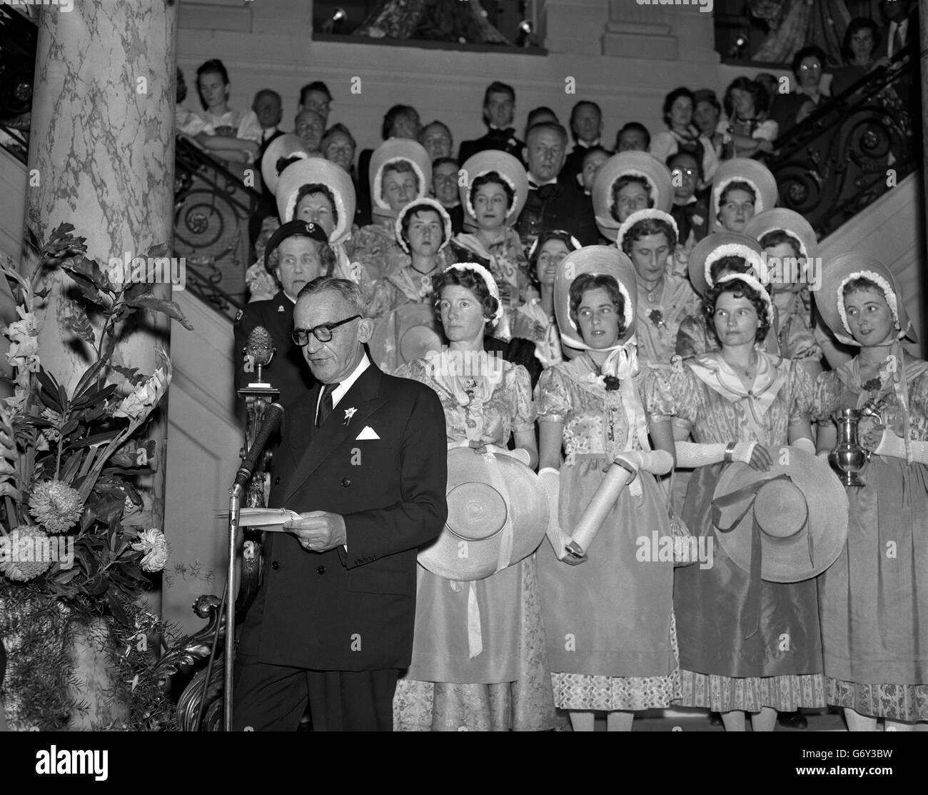 Armin Daeniker, ambasciatore svizzero a Londra, ha pronunciato un discorso presso la Park Lane House di Londra, dove il modello di cera di Henri Dunant, fondatore svizzero della Croce Rossa Internazionale, è stato svelato dalla contessa di Limerick, vicepresidente della Croce Rossa Britannica. Sullo sfondo sono i membri del Coro Svizzero, Geneve Chants, che sono arrivati oggi per partecipare alla quindicina svizzera, dal 5 al 17 ottobre. Foto Stock