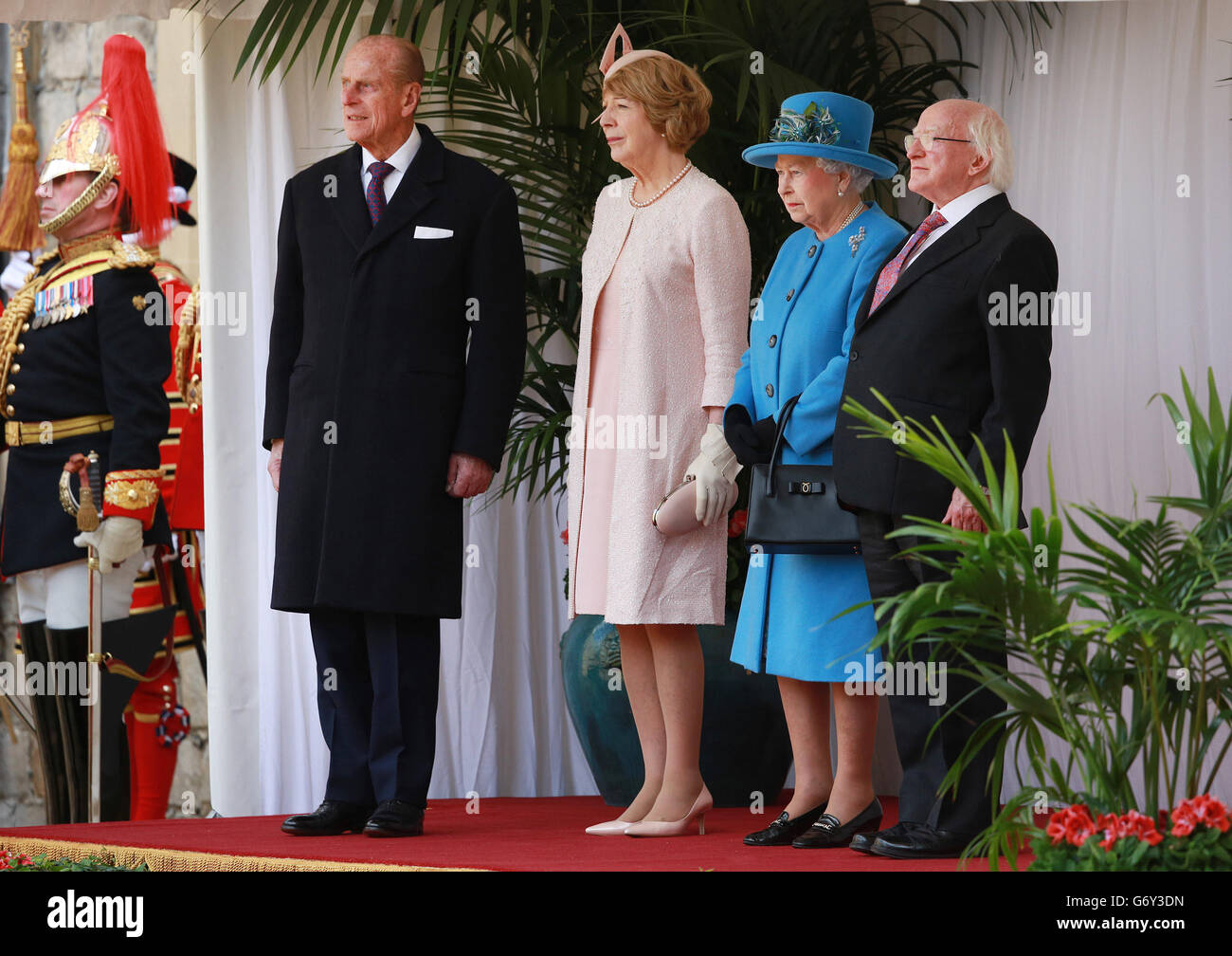 (Da sinistra) il Duca di Edimburgo, Sabina Higgins, la Regina Elisabetta II e il Presidente d'Irlanda Michael D Higgins assisteranno a un'accoglienza cerimoniale al Castello di Windsor, nel Berkshire, durante la prima visita di Stato nel Regno Unito da parte di un presidente irlandese. Foto Stock