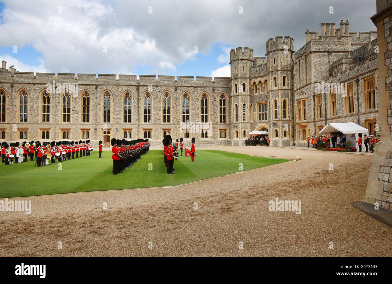 Sabina Higgins, moglie del presidente irlandese, la regina Elisabetta II, il presidente d'Irlanda, Michael D Higgins e il principe Filippo ispezionano la guardia al Castello di Windsor, Berkshire, durante la prima visita di Stato nel Regno Unito da parte di un presidente irlandese. Foto Stock