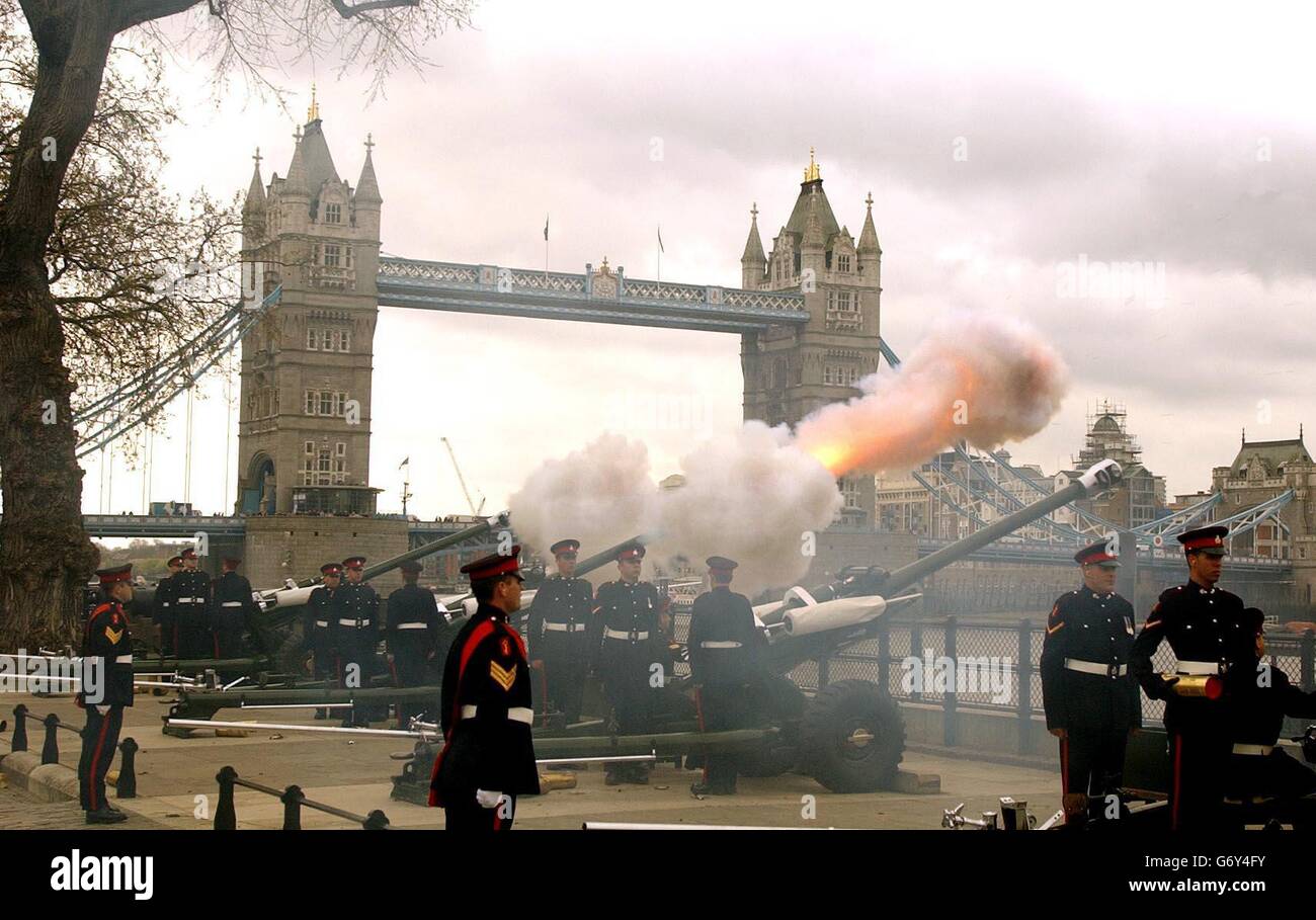 Nell'ambito delle celebrazioni del tercentenario, il reggimento reale di Gibilterra, lancia un saluto da 62 armi sulle rive del Tamigi di fronte alla Torre di Londra, per celebrare il 78° compleanno della Regina Elisabetta II Questa è la seconda volta che al Reggimento viene concesso il privilegio di far risuonare un saluto dalla Torre e sono l'unica unità a farlo, oltre alla Compagnia d'artiglieria (HAC). Foto Stock
