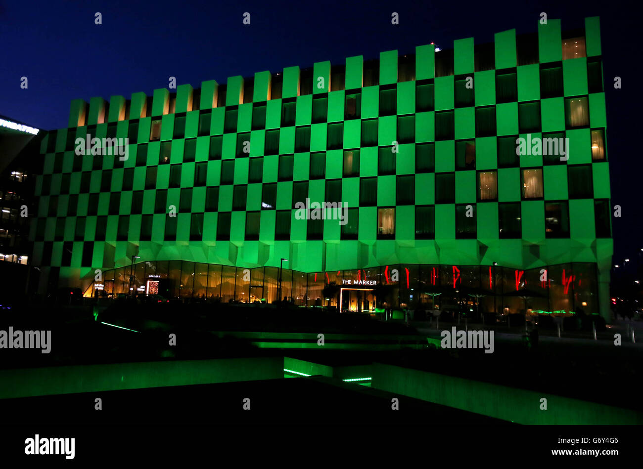 Il Marker Hotel di Dublino è illuminato in verde per il festival di San Patrizio che inizia oggi. Foto Stock