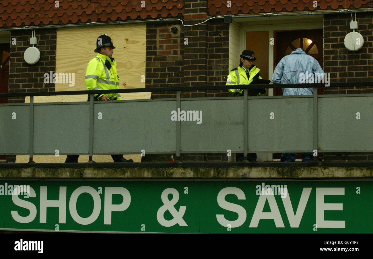 Polizia fuori appartamenti sopra una sfilata di negozi nella zona Tameside di Manchester, a seguito di incursioni ai sensi del Terrorism Act 2000. Foto Stock