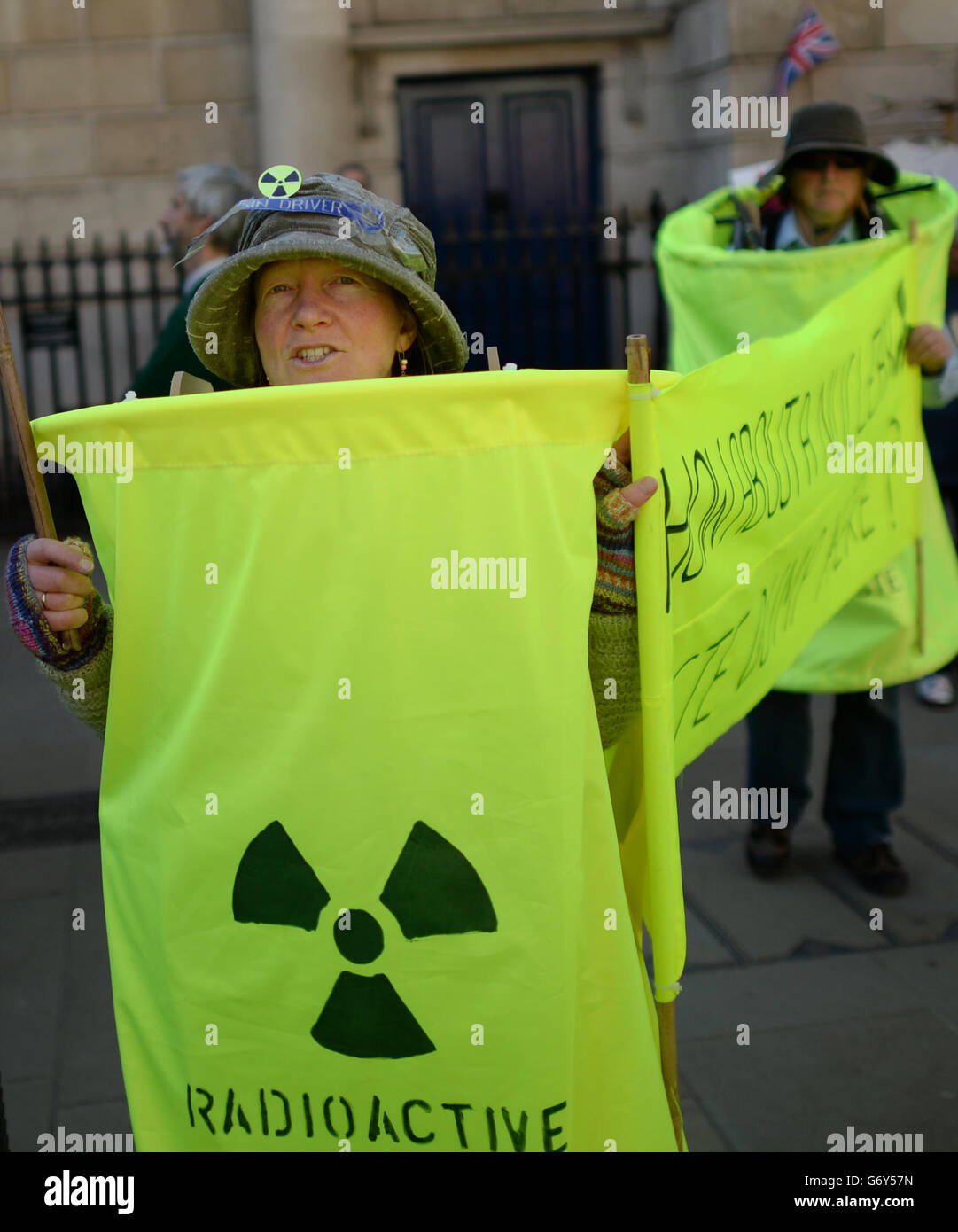 Manifestanti che protestano contro l'energia nucleare a Londra, dopo il terzo anniversario del disastro di Fukushima in Giappone. Foto Stock