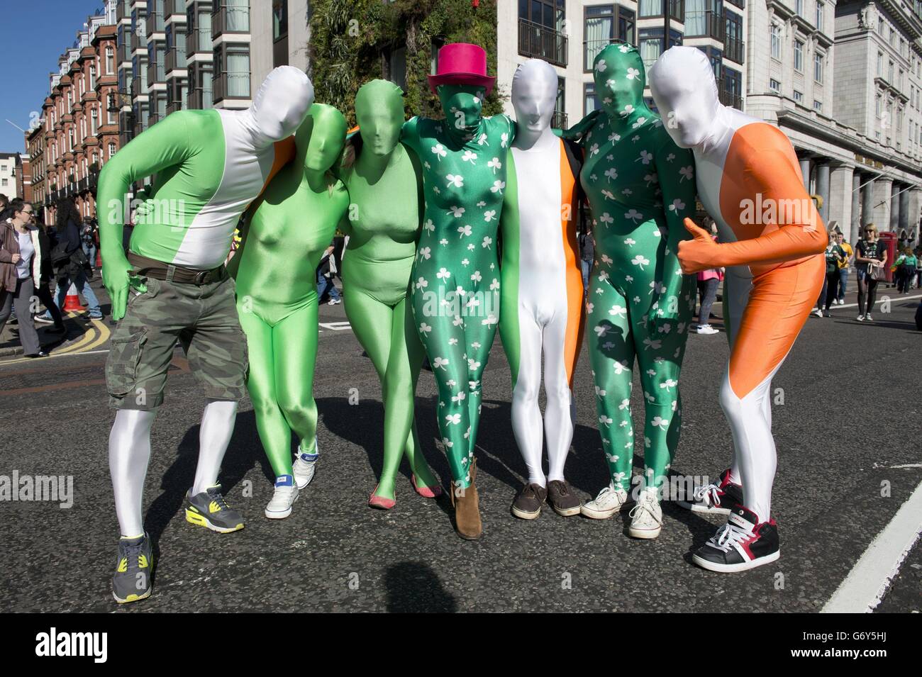 I festaioli vestiti con abiti da corpo a tema irlandese alla sfilata e festival del giorno di San Patrizio del Sindaco di Londra nel centro di Londra. Foto Stock