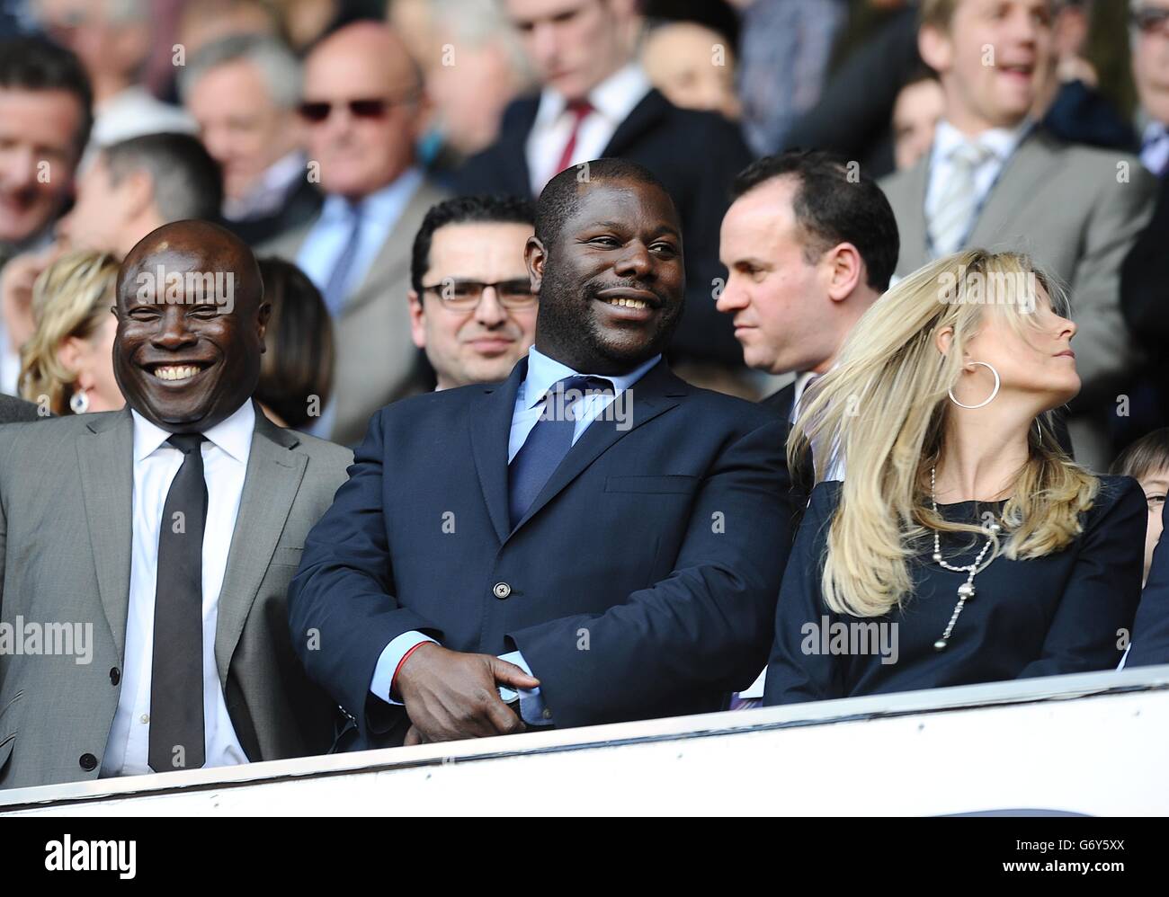 Calcio - Barclays Premier League - Tottenham Hotspur v Arsenal - White Hart Lane. Il regista Steve McQueen (al centro) negli stand Foto Stock