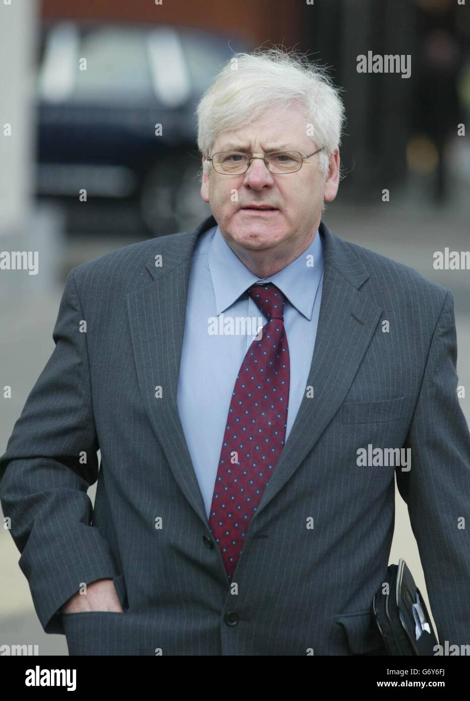 Michael Gallagher, il cui figlio Aiden è stato ucciso nel bombardamento Real IRA Omagh, fuori dall'alta Corte di Belfast, dopo un'audizione preliminare di un'azione civile contro gli indagati. L'onorevole Gallagher ha detto fuori dal tribunale: "Dopo una battaglia triennale, siamo ora in tribunale e siamo in procinto di essere processati". 28/10/2004 il padre di una delle vittime della bomba di Omagh ha accusato oggi il governo di aver ingannato le famiglie per il luogo in cui si dice che un uomo conoscesse l'attacco. Una fotografia di file di Michael Gallagher, datata 23 aprile 2004 , il cui figlio Aidan è morto nell'attacco dell'agosto 1998, ha detto che è uno scandalo che Foto Stock