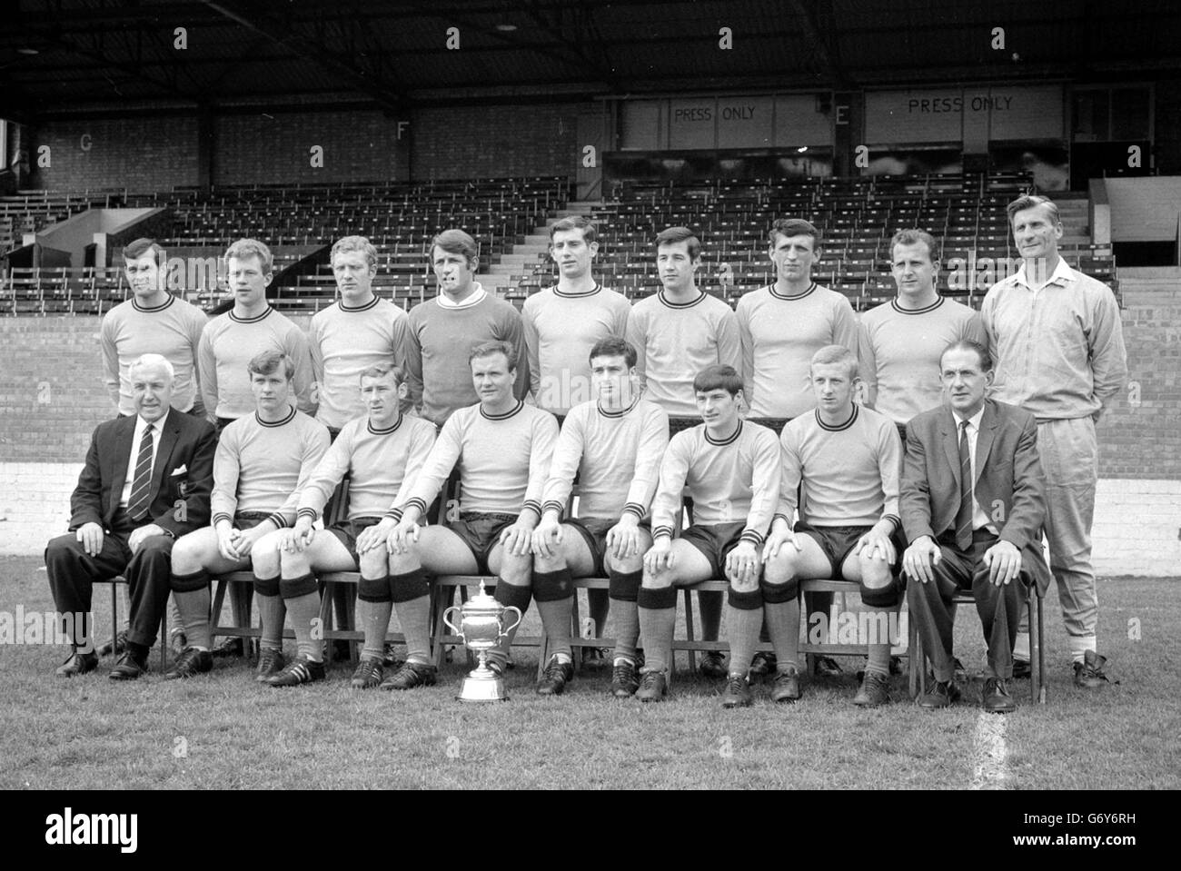 (L-R) fila posteriore: Colin Harrington, John Shuker, Rodney Smithson, Jim Barron, Colin Clarke, John Lloyd, Maurice Kyle, Cyril Beavon e allenatore Ken Fish. Prima fila: Manager Arthur Turner, Graham Atkinson, Ken Skeen, Ron Atkinson, Michael Bullock, David Sloan, Barry Thornley e segretario Ken McLuskey. Foto Stock