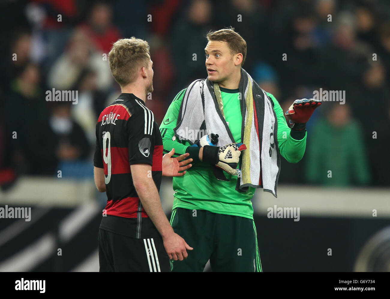 Calcio - Internazionale amichevole - Germania / Cile - Mercedes-Benz Arena. Andre Schurrle (a sinistra) parla con il portiere Manuel Neuer Foto Stock