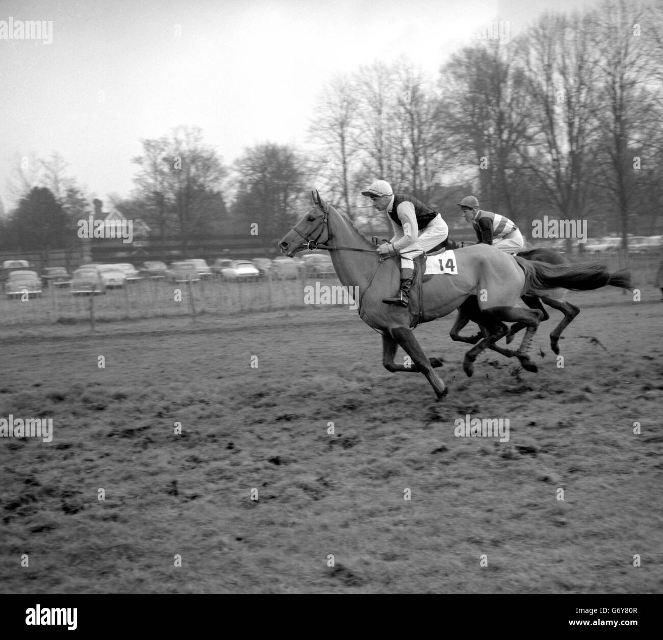 Una nuova foto d'azione di Merganser, otto anni di Mrs W. Archdale, guidata da R.J Hamey, una delle voci per il 1961 Grand National che si terrà ad Aintree, Liverpool, sabato 25 marzo. Merganser è addestrato dal sig. D. Ancil. Foto Stock