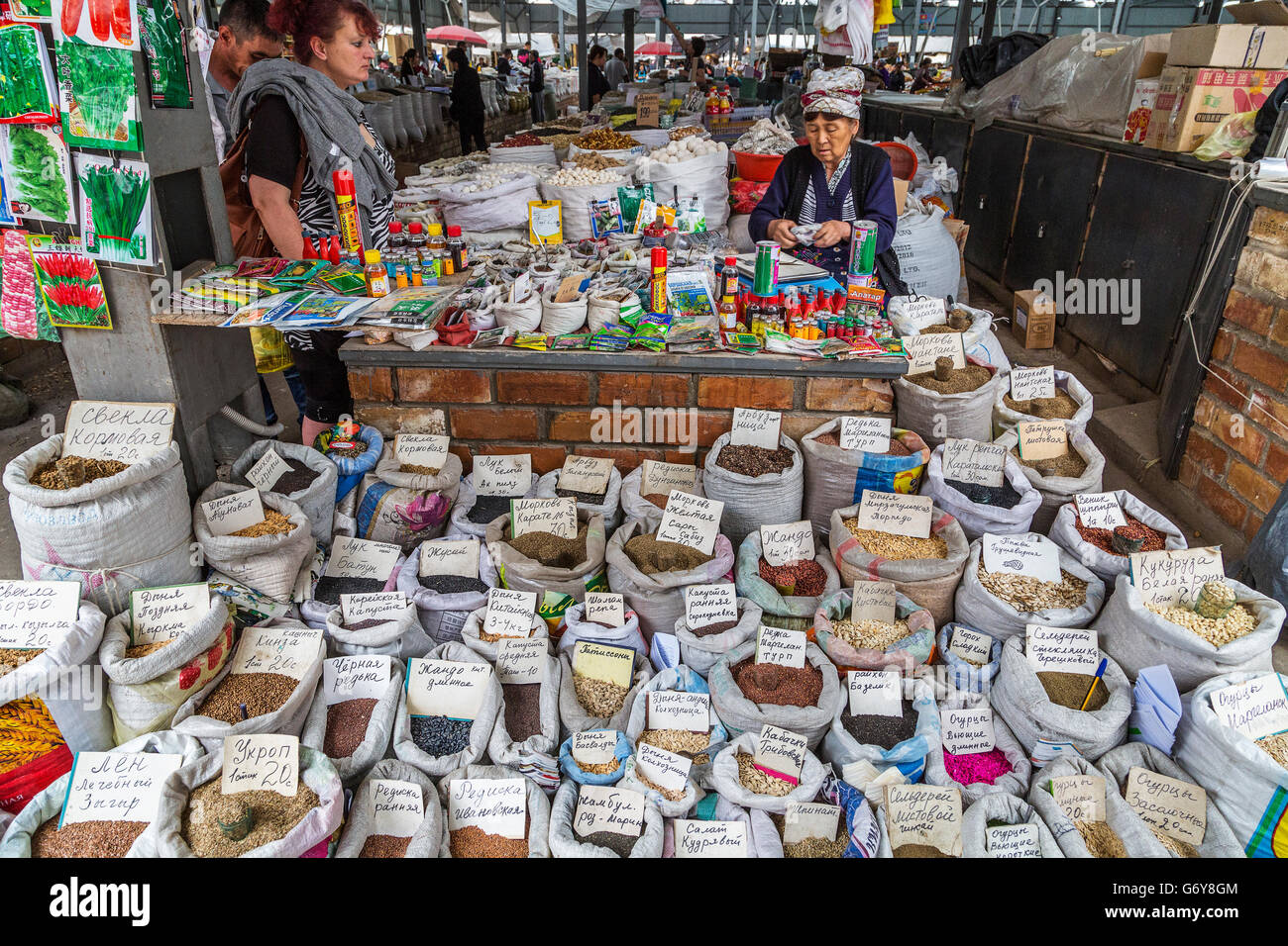 La vendita di semi e spezie nel bazaar di SSL, a Bishkek, Kirghizistan. Foto Stock