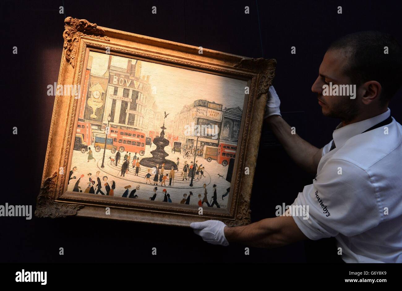'Piccadilly Circus' di LS Lowry è in mostra a Sotheby's di Londra come parte di una vendita di lavoro da parte del tardo artista che si terrà a Londra il 25 marzo e si stima che si attira tra i 2-3 milioni di sterline. Foto Stock