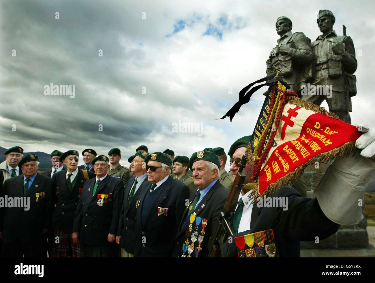 Un gruppo di commando francesi e britannici che hanno assalito insieme le spiagge della Normandia in D-Day, sono riuniti in un servizio nelle Highlands scozzesi. Dieci veterani francesi e due britannici che facevano parte della prima brigata di servizio speciale che prese Sword Beach, dove più di 150 dei loro compagni furono uccisi o feriti, si sono fatti strada sulla collina fino al monumento del Commando di Spean Bridge, dove una volta hanno portato l'attrezzatura da battaglia completa. Foto Stock