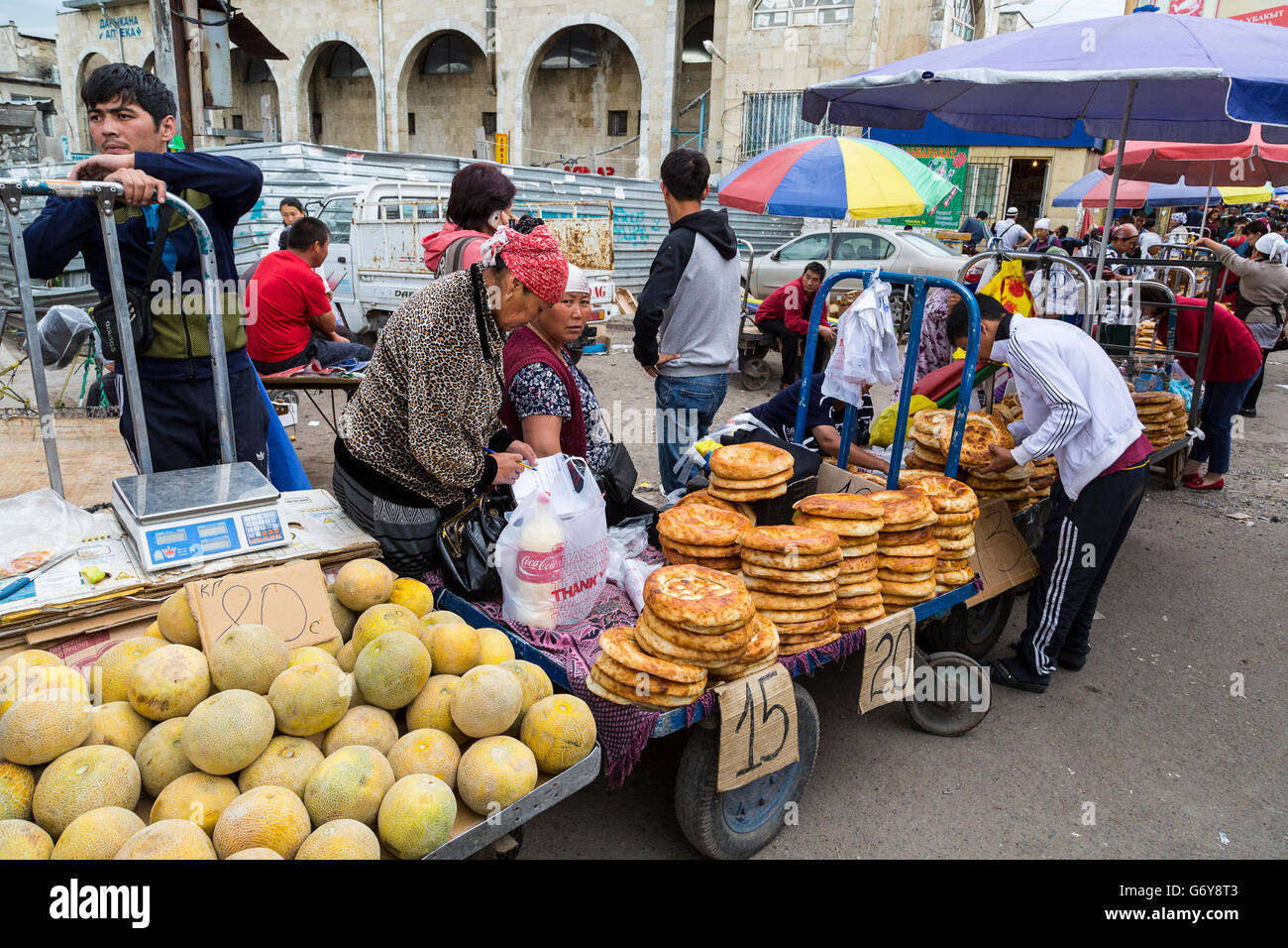 Mercato degli agricoltori nel bazaar di SSL, Bishkek, Kirghizistan. Foto Stock