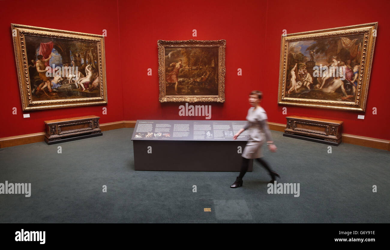 Patricia Convery, dipendente della Scottish National Gallery, passa accanto a tre dipinti di Tiziano, Diana e Actaeon (a sinistra), la morte di Actaeon (al centro) e Diana e Callisto, che fanno parte della mostra di arte veneziana Tiziano e dell'Età dell'Oro alla Scottish National Gallery di Edimburgo. Foto Stock