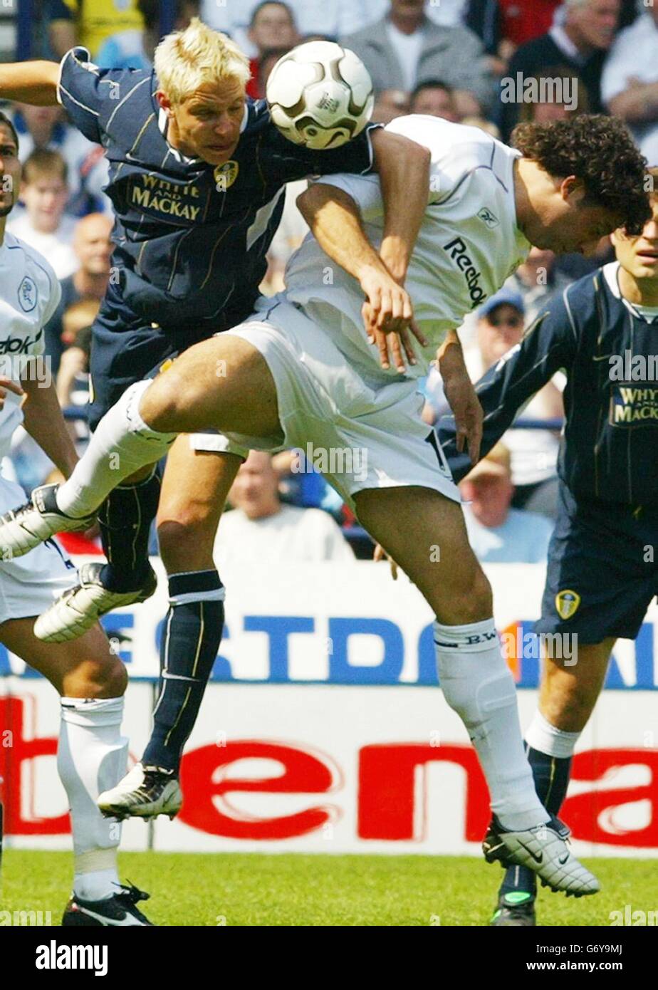 L'Ivan campo di Bolton Wanderer (a destra) in azione contro Alan Smith di Leeds si è Unito durante la partita della Barclaycard Premiership al Reebok Stadium di Bolton. Leeds United sono stati relegati dopo la loro sconfitta del 4-1. Foto Stock