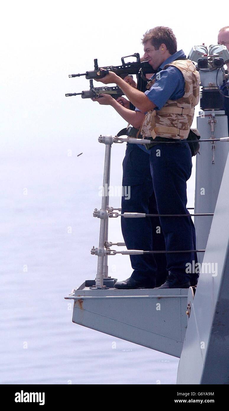 Andy Fern, 26 anni, di Gloucester, prende mira durante un esercizio per simulare un attentato suicida all'HMS Grafton. Il Frigate Type 23 di Portsmouth attualmente pattugliano le acque al largo della costa irachena. Foto Stock