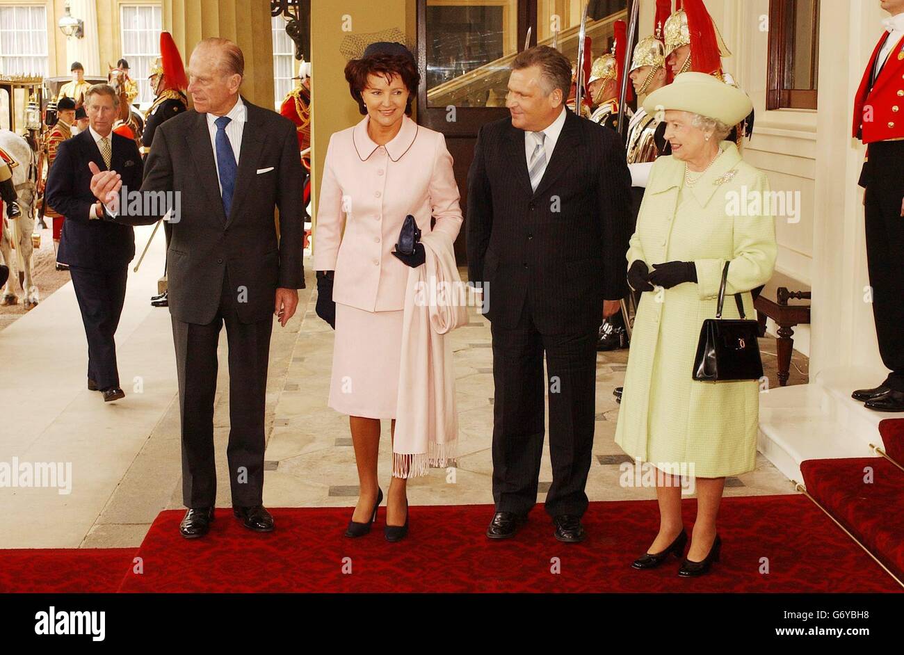 La regina e il duca di Edimburgo arrivano a Buckingham Palace con il presidente polacco Aleksander Kwasniewski e Madame Kwasniewski, che sono arrivati in Gran Bretagna per una visita di stato di tre giorni, appena quattro giorni dopo l'adesione della Polonia all'Unione europea. Il presidente, un ex comunista, che un tempo lavorava dietro il bar di un pub londinese ed è un appassionato di Arsenal, è stato accolto dalla Queen on London's Horse Guards Parade. Il presidente ha ricevuto un pieno benvenuto cerimoniale con la Cavalleria domestica e le guardie di Grenadier del 1° battaglione che forniscono la pagana. Foto Stock