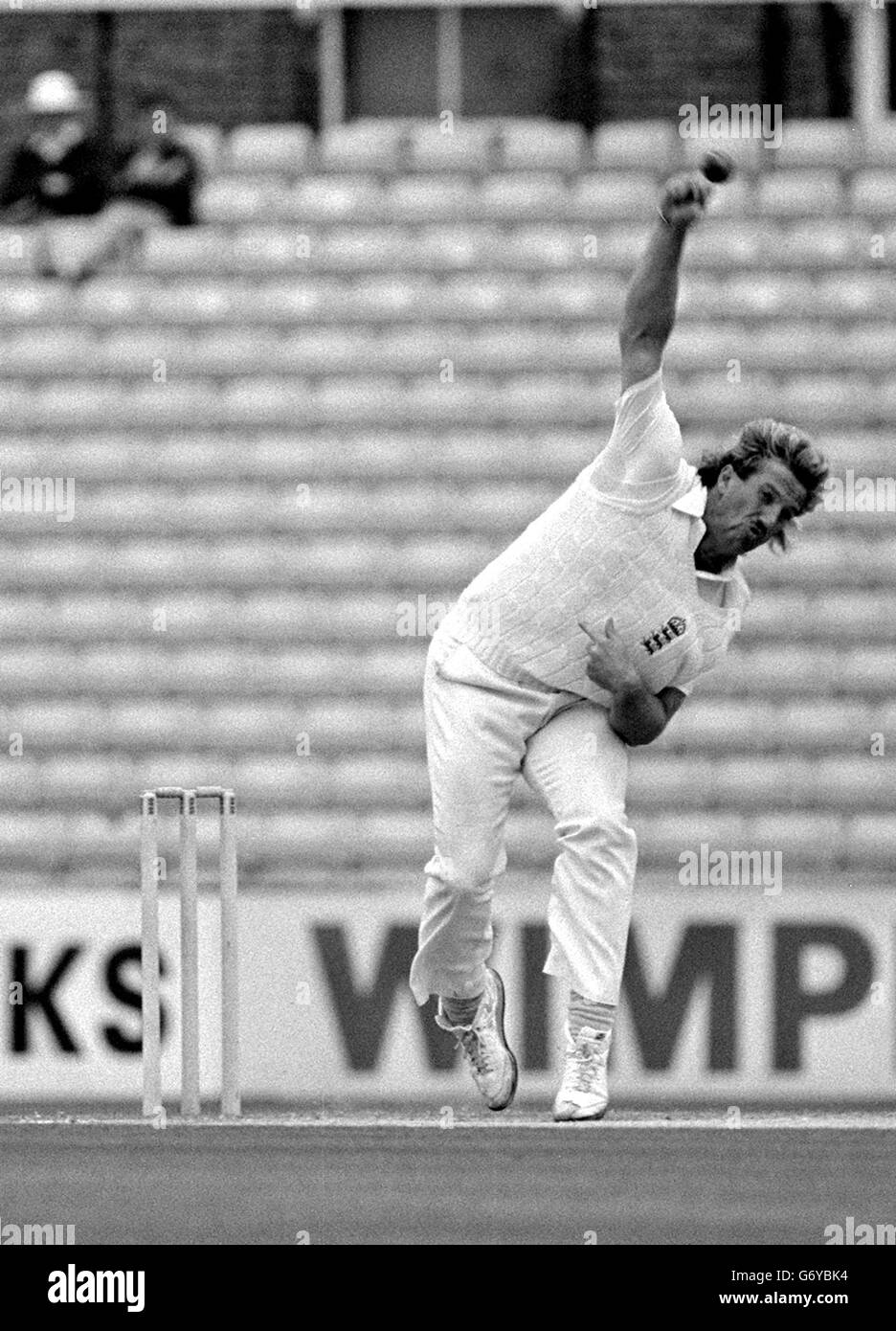 L'inglese Ian Botham bocce a John Wright della Nuova Zelanda l'ultimo giorno del terzo test al Oval. La pioggia ha smesso di giocare per la maggior parte della giornata, e quando la partita è stata abbandonata intorno alle 16.00, ha significato che la Nuova Zelanda aveva ottenuto la prima vittoria in serie in Inghilterra 1-0. Foto Stock