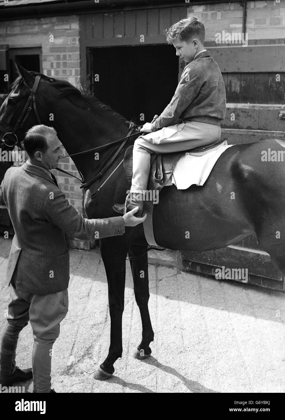 Lester Piggott. Lester Piggott, 12 anni, seduto su un cavallo presso le scuderie dei suoi padri a Lambourn, Berks. Foto Stock