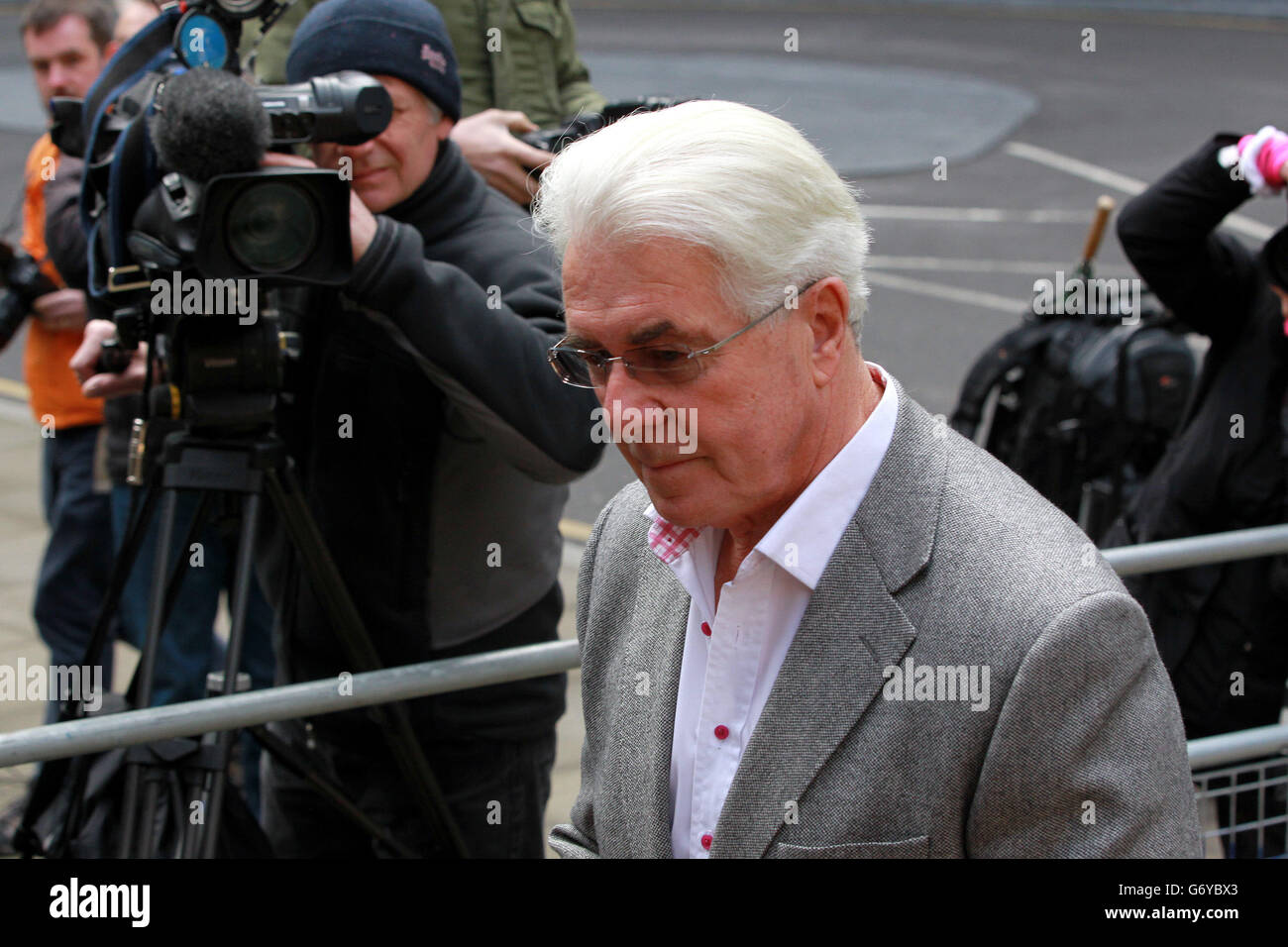 Il pubblicista Max Clifford, 70 anni, di Hersham in Surrey, arriva alla Southwark Crown Court dove viene accusato di un totale di 11 capi di aggressione indecente contro sette donne e ragazze. Foto Stock