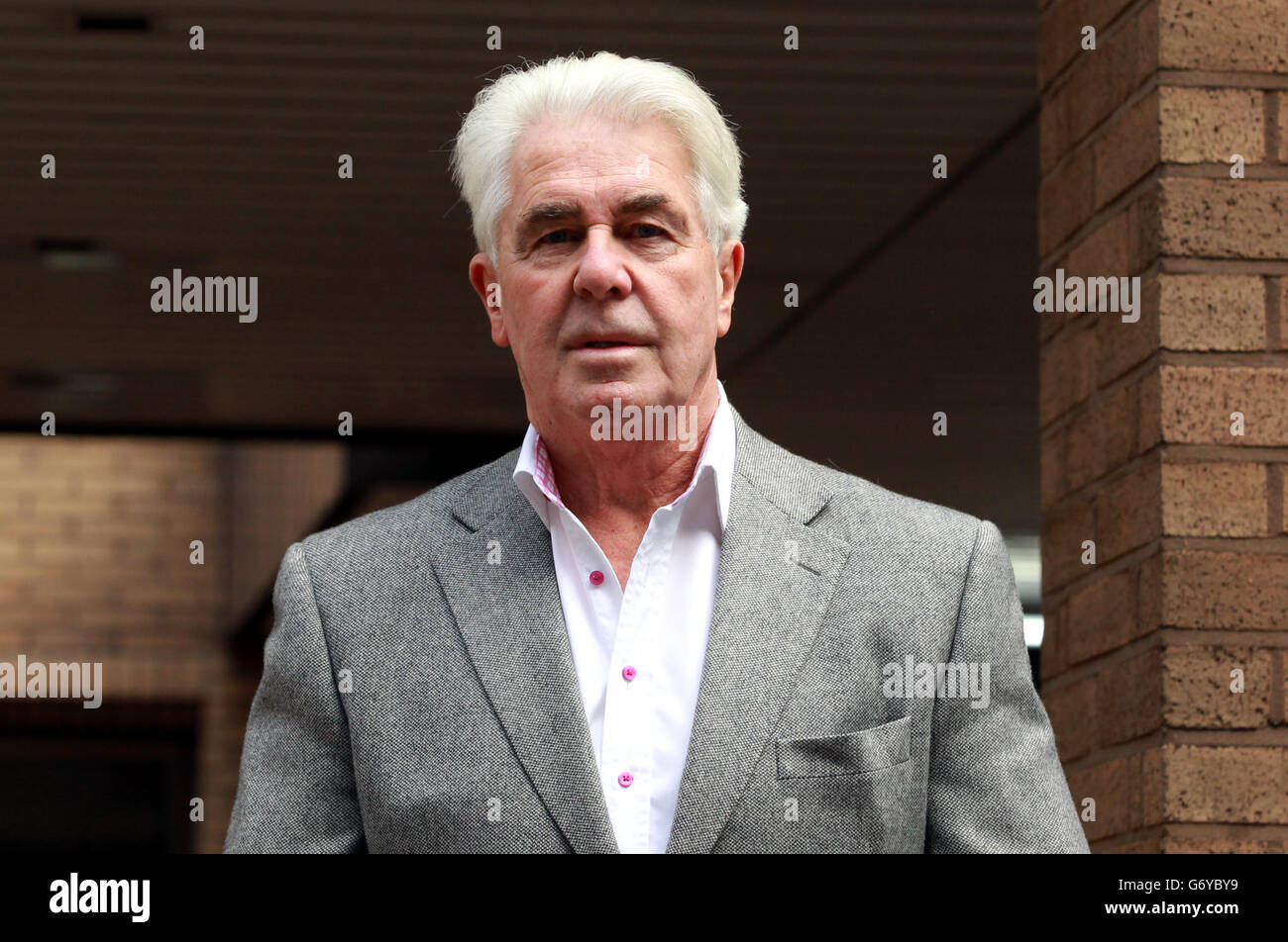 Il pubblicista Max Clifford, 70 anni, di Hersham in Surrey, arriva alla Southwark Crown Court dove viene accusato di un totale di 11 capi di aggressione indecente contro sette donne e ragazze. Foto Stock