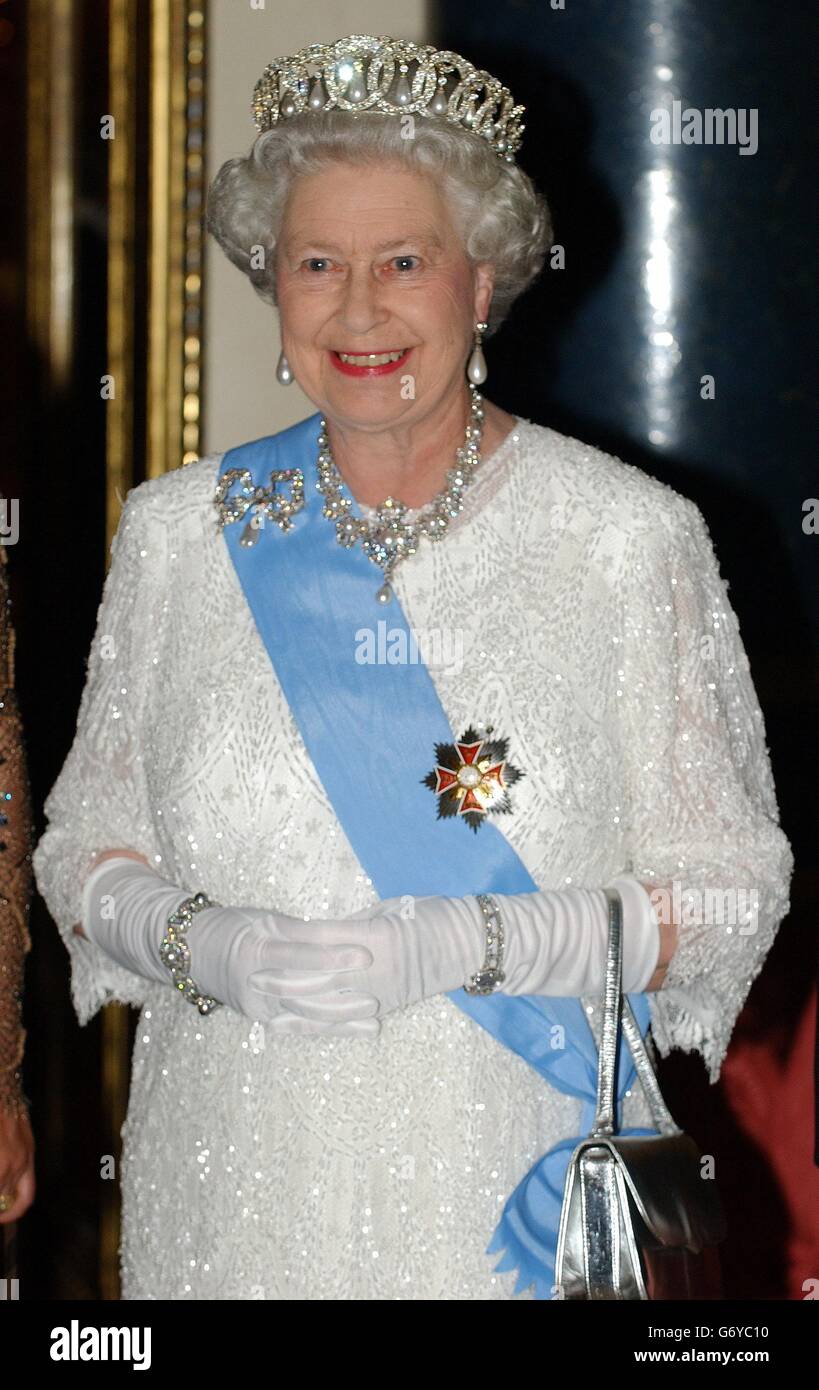 La Regina Elisabetta II della Gran Bretagna partecipa a un banchetto di stato in onore del presidente polacco Aleksander Kwasniewski, a Buckingham Palace, Londra. Foto Stock