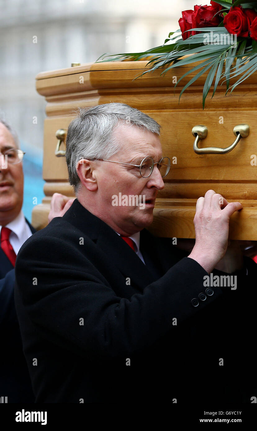 Hilary Benn, figlio dell'ex ministro del governo laburista Tony Benn, porta la sua bara paterna quando la processione funeraria arriva alla St Margaret's Church, Westminster, nel centro di Londra. Foto Stock