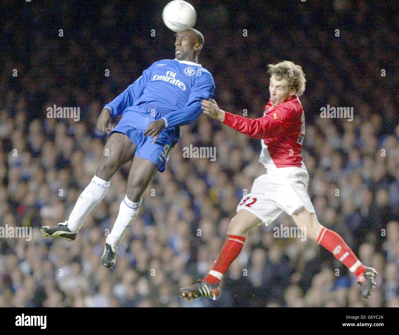 Jimmy Floyd Hasselbaink di Chelsea vince la classifica con Givet di Monaco (32) mentre Chelsea perde 5-3 su Agg, durante la seconda partita finale della UEFA Champions League a Stamford Bridge, Londra. Foto Stock Jimmy Floyd Hasselbaink di Chelsea vince la classifica con Givet di Monaco (32) mentre Chelsea perde 5-3 su Agg, durante la seconda partita finale della UEFA Champions League a Stamford Bridge, Londra. Foto Stock