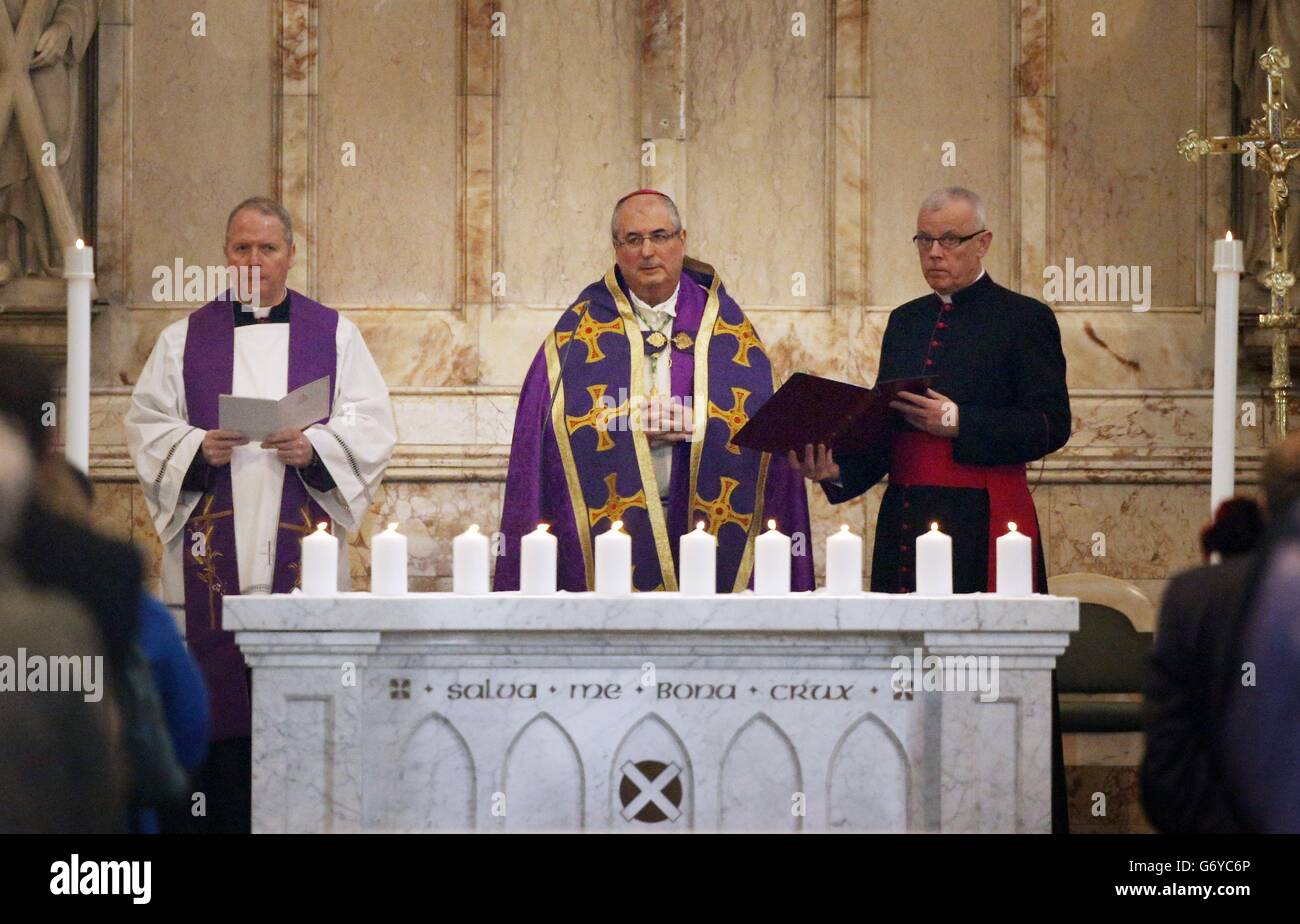 Dieci candele sono accese per rappresentare le dieci persone che sono morte nel crollo dell'elicottero di Clutha, durante un servizio commemorativo condotto dall'arcivescovo Philip Tartaglia (centro) nella Cattedrale di St Andrew a Glasgow. Foto Stock