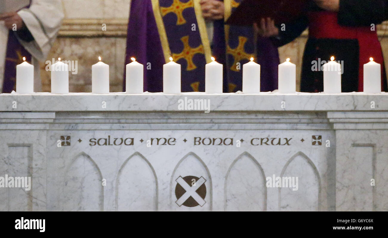 Dieci candele sono illuminate in rappresentanza delle dieci persone che sono morte durante il crash dell'elicottero di Clutha, durante un servizio commemorativo guidato dall'arcivescovo Philip Tartaglia nella cattedrale di St Andrew a Glasgow. Foto Stock