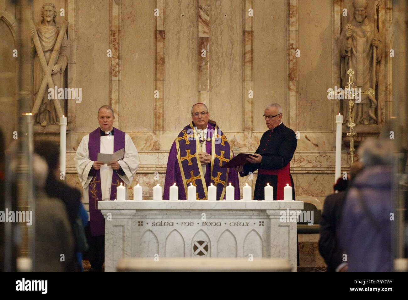 Dieci candele sono accese per rappresentare le dieci persone che sono morte nel crollo dell'elicottero di Clutha, durante un servizio commemorativo condotto dall'arcivescovo Philip Tartaglia (centro) nella Cattedrale di St Andrew a Glasgow. Foto Stock