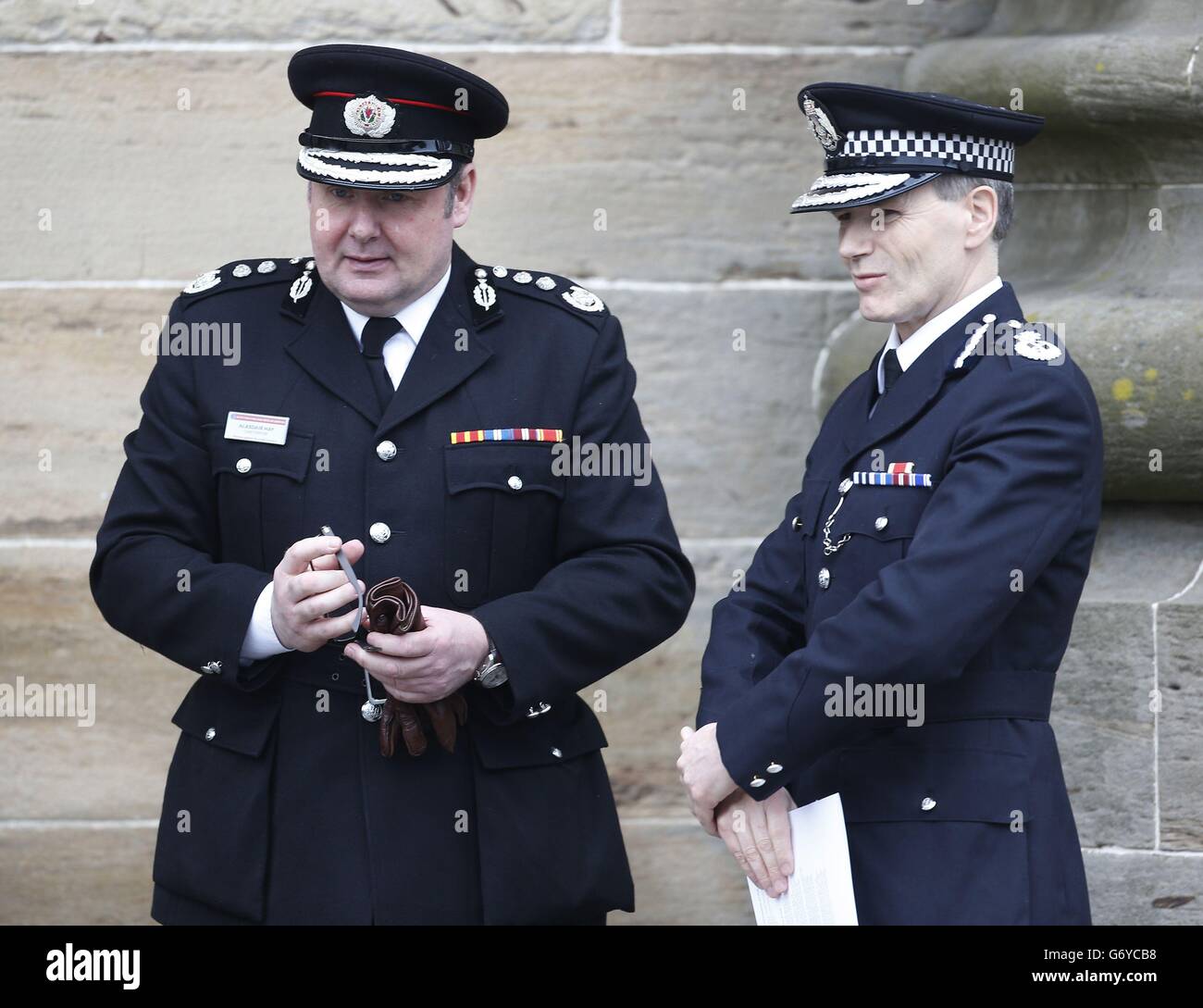 Capo ufficiale del Servizio Scottish Fire and Rescue Alasdair Hay (a sinistra) e Capo Constable della polizia Scotland Stephen House assistono ad un servizio commemorativo alla Cattedrale di St Andrew a Glasgow, Scozia, per le dieci persone che sono morte nel crash dell'elicottero di Clusha. Foto Stock