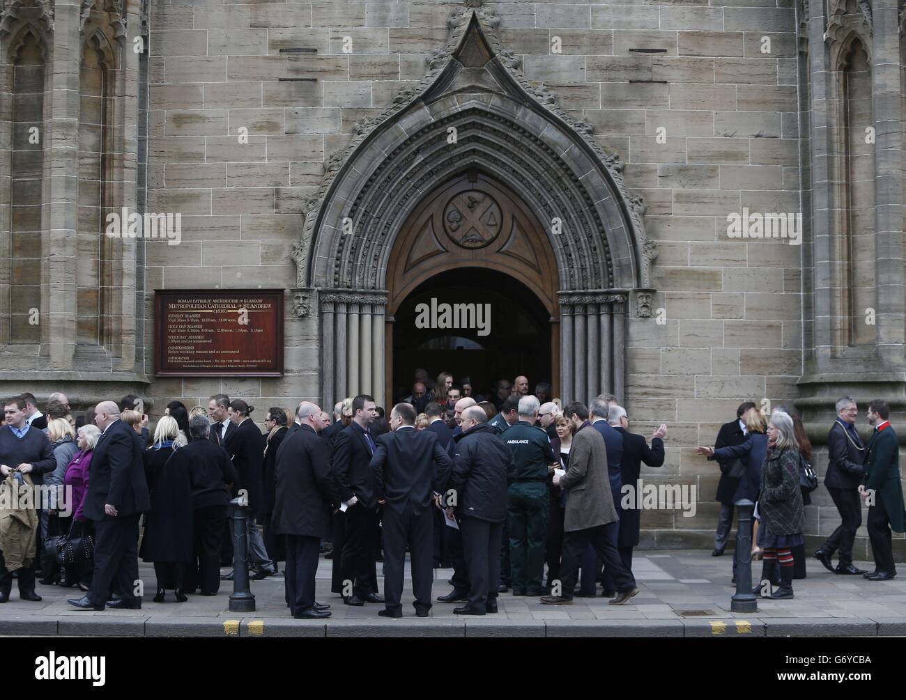 Cattedrale di Sant'Andrea a Glasgow, Scozia, a seguito di un servizio commemorativo per le dieci persone che sono morte nel crash elicottero di Clutha. Foto Stock