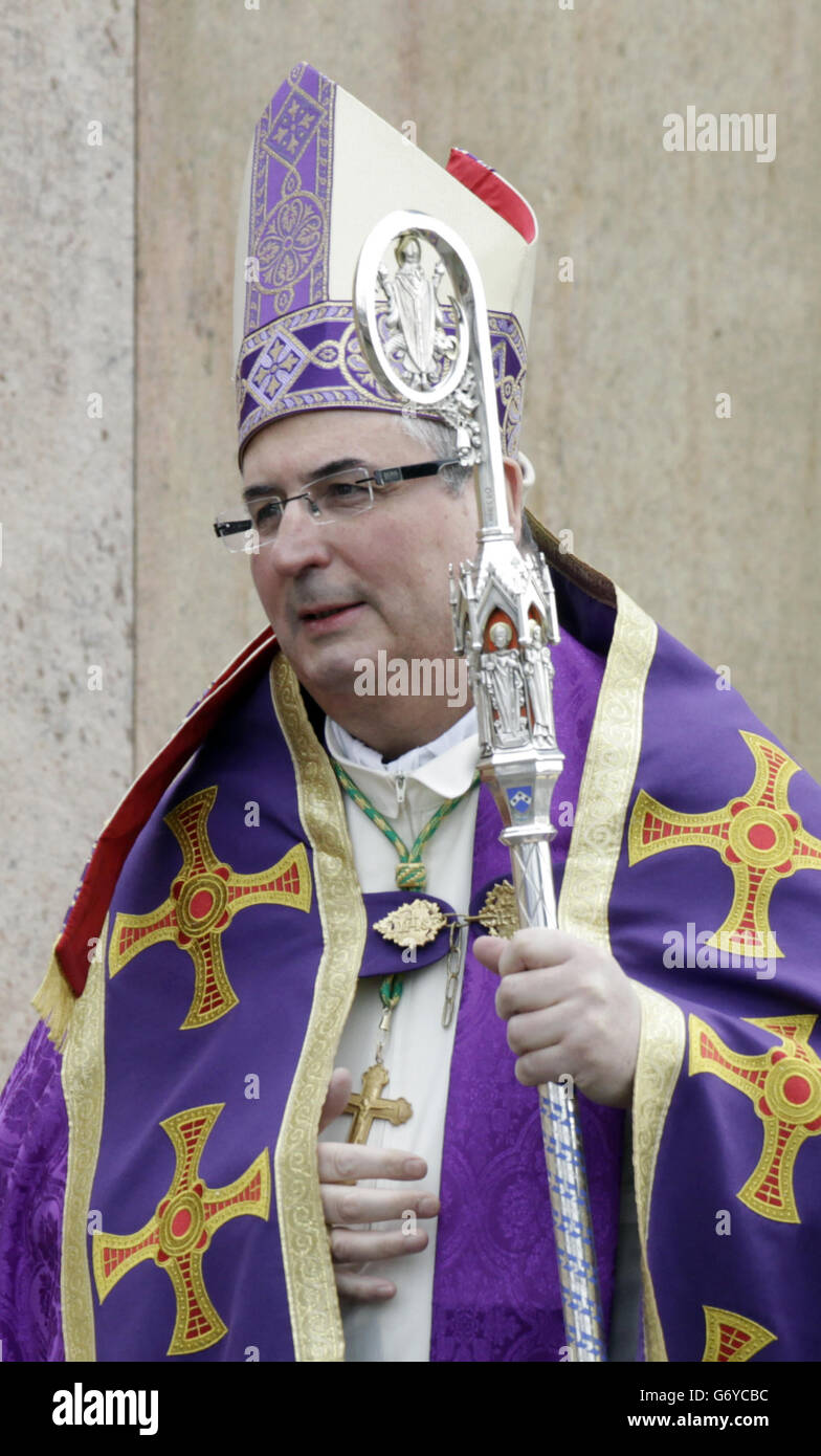 L'Arcivescovo Philip Tartaglia davanti a un servizio commemorativo presso la Cattedrale di St Andrew a Glasgow, in Scozia, per le dieci persone che sono morte durante il crash dell'elicottero di Clutha. Foto Stock