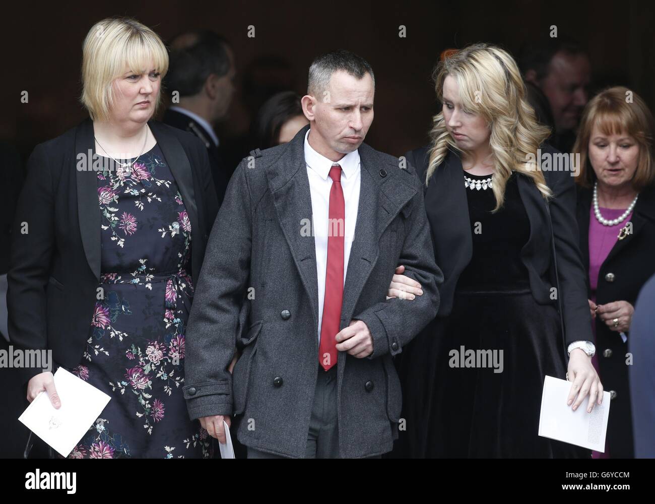 Membri della congregazione (nomi non noti) dopo un servizio commemorativo in cui dieci candele sono state accese per le dieci persone che sono morte nel crash di elicottero di Clusha, presso la Cattedrale di St Andrew a Glasgow, Scozia. Foto Stock