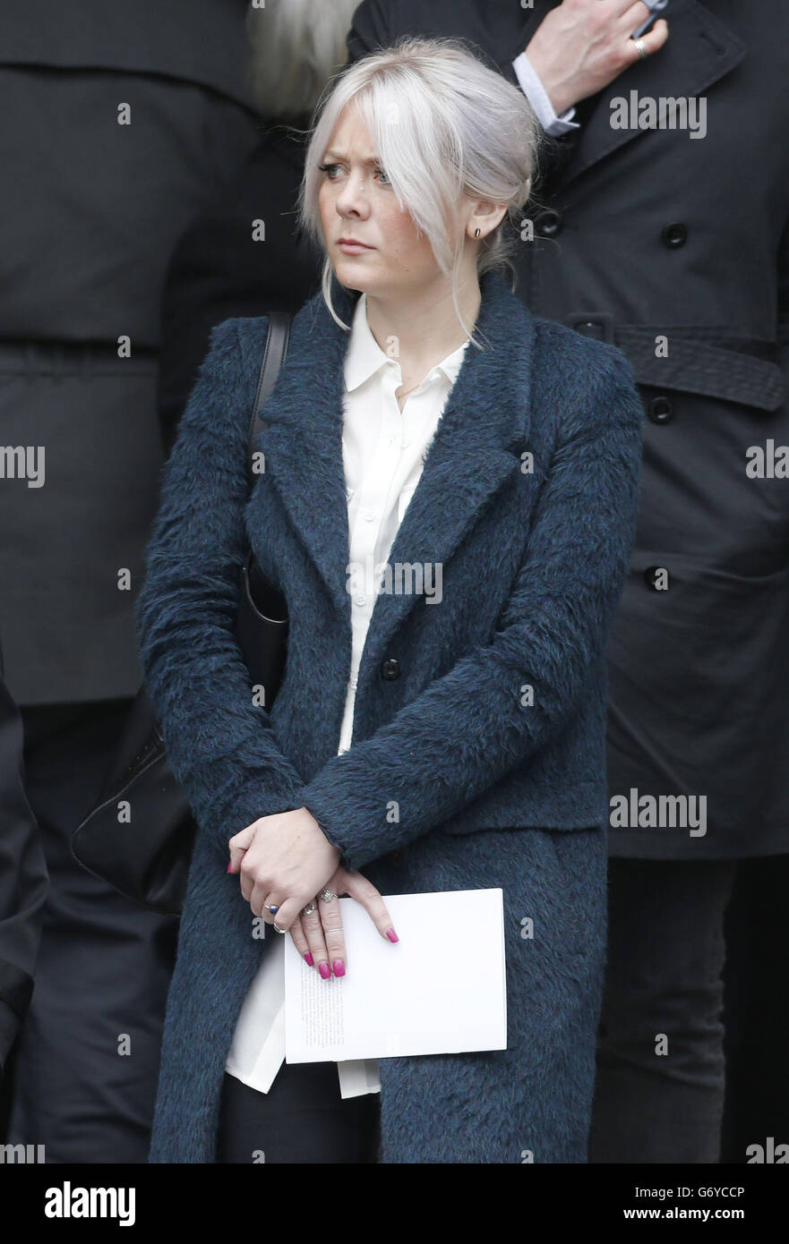 Membri della congregazione (nomi non noti) dopo un servizio commemorativo in cui dieci candele sono state accese per le dieci persone che sono morte nel crash di elicottero di Clusha, presso la Cattedrale di St Andrew a Glasgow, Scozia. Foto Stock