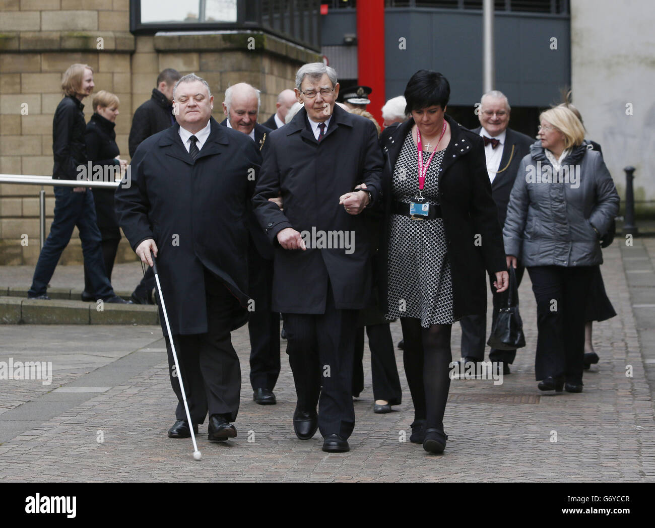 Membri della congregazione (nomi non noti) dopo un servizio commemorativo in cui dieci candele sono state accese per le dieci persone che sono morte nel crash di elicottero di Clusha, presso la Cattedrale di St Andrew a Glasgow, Scozia. Foto Stock