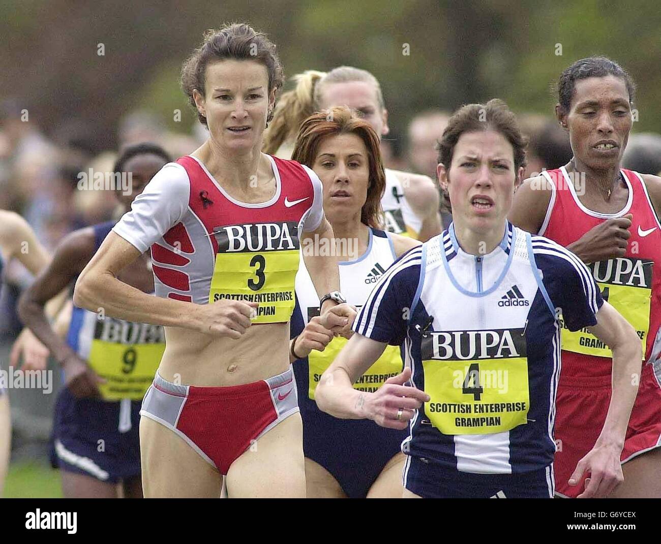 Irlanda Sonia o'Sullivan (L) sulla sua strada per il secondo posto nella gara femminile di 5 km a Balmoral, con il canadese Emilie Mondor (centro) e l'eventuale vincitore, Ethiopia Berhane Adere (R). Foto Stock
