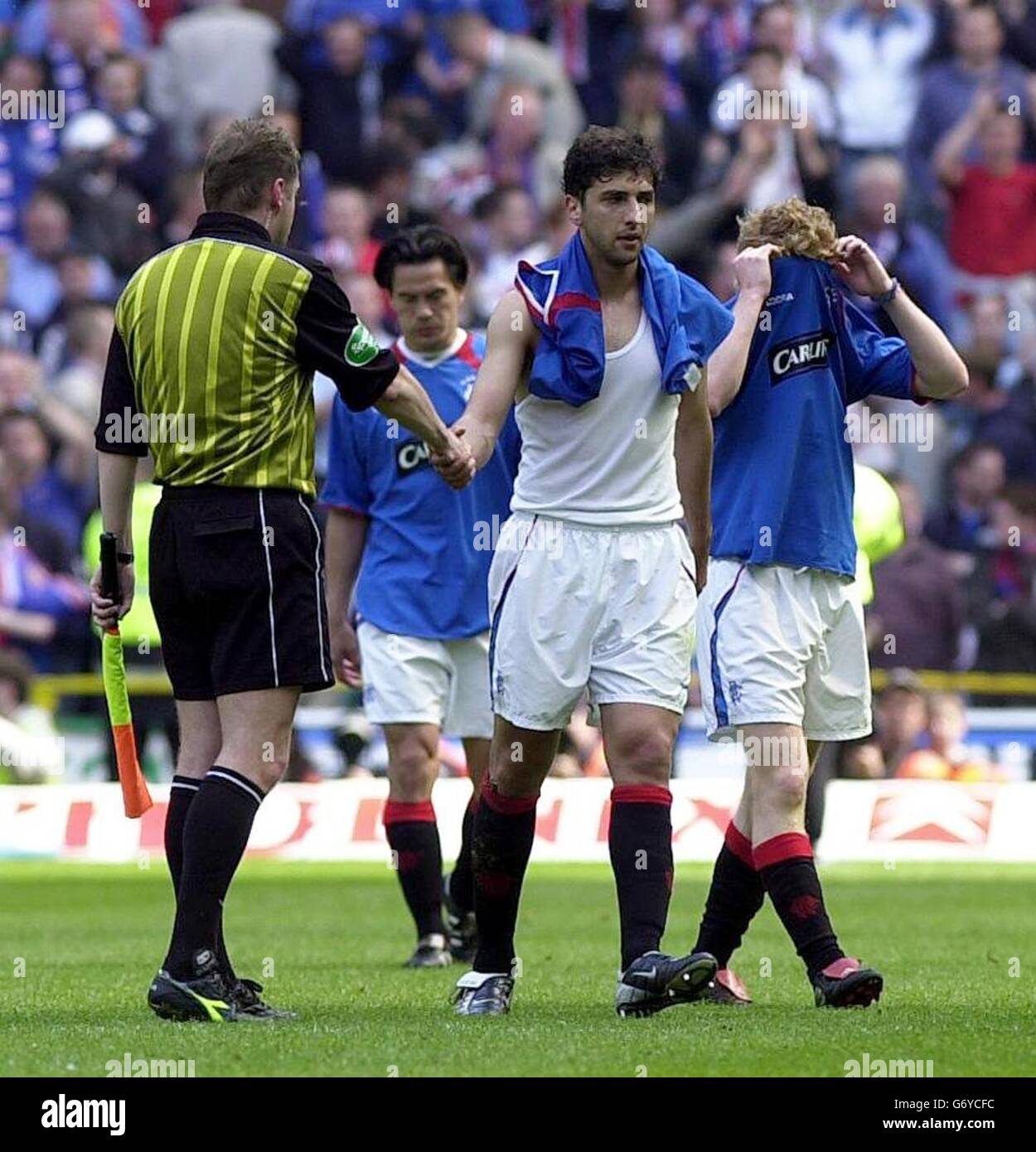 Zurab Khizanishvili (al centro) e Chris Burke (all'estrema destra) lasciano il campo dopo la sconfitta della loro squadra a Celtic, durante la loro partita della Bank of Scotland Scottish Premiership al Celtic Park di Glasgow. Celtic ha vinto 1-0. Foto Stock