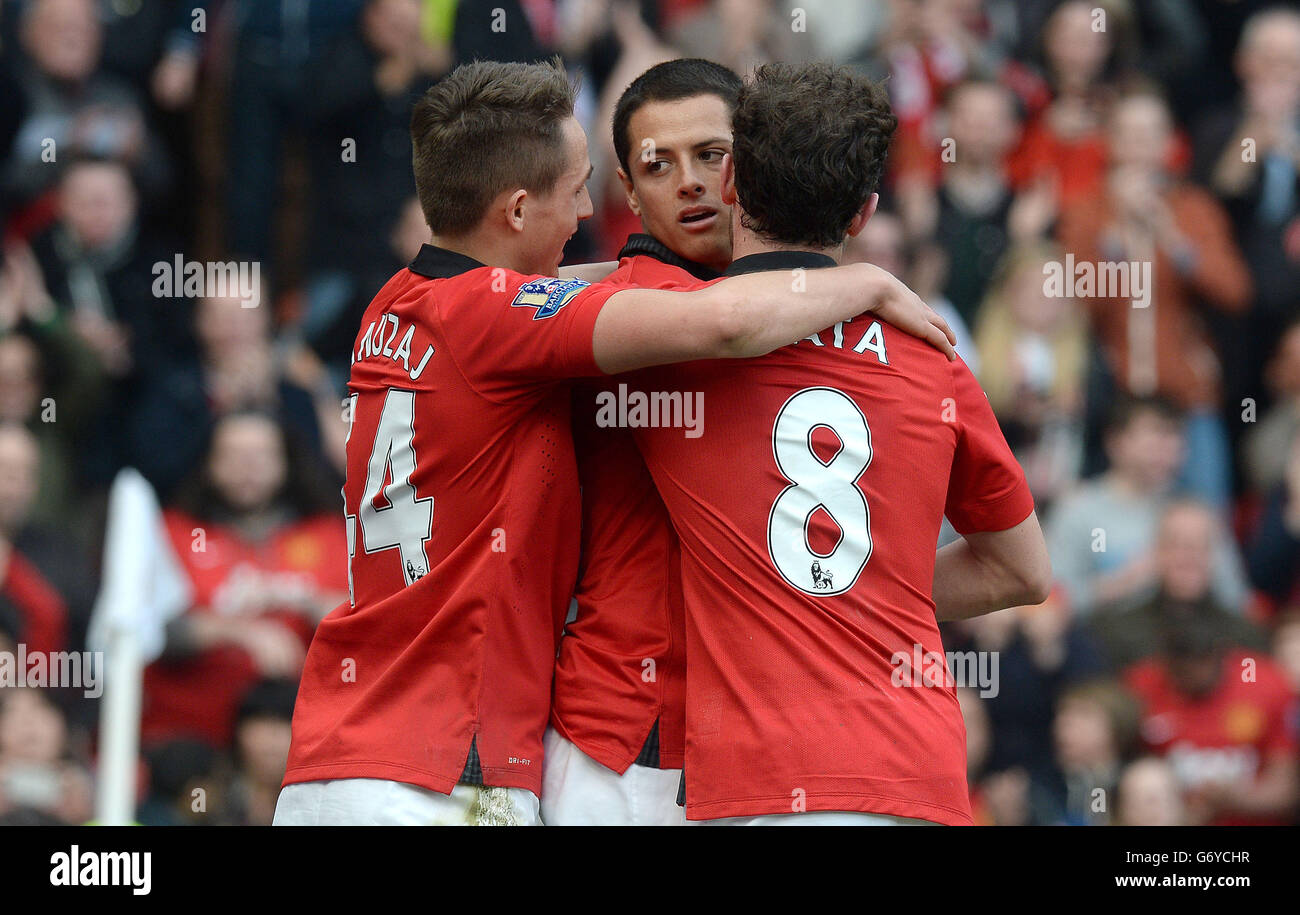 Javier Hernandez (centro) del Manchester United festeggia il quarto gol della sua squadra contro Aston Villa con Adnan Januzaj (a sinistra) e Juan Mata (a destra), durante la partita Barclays Premier League a Old Trafford, Manchester. Foto Stock